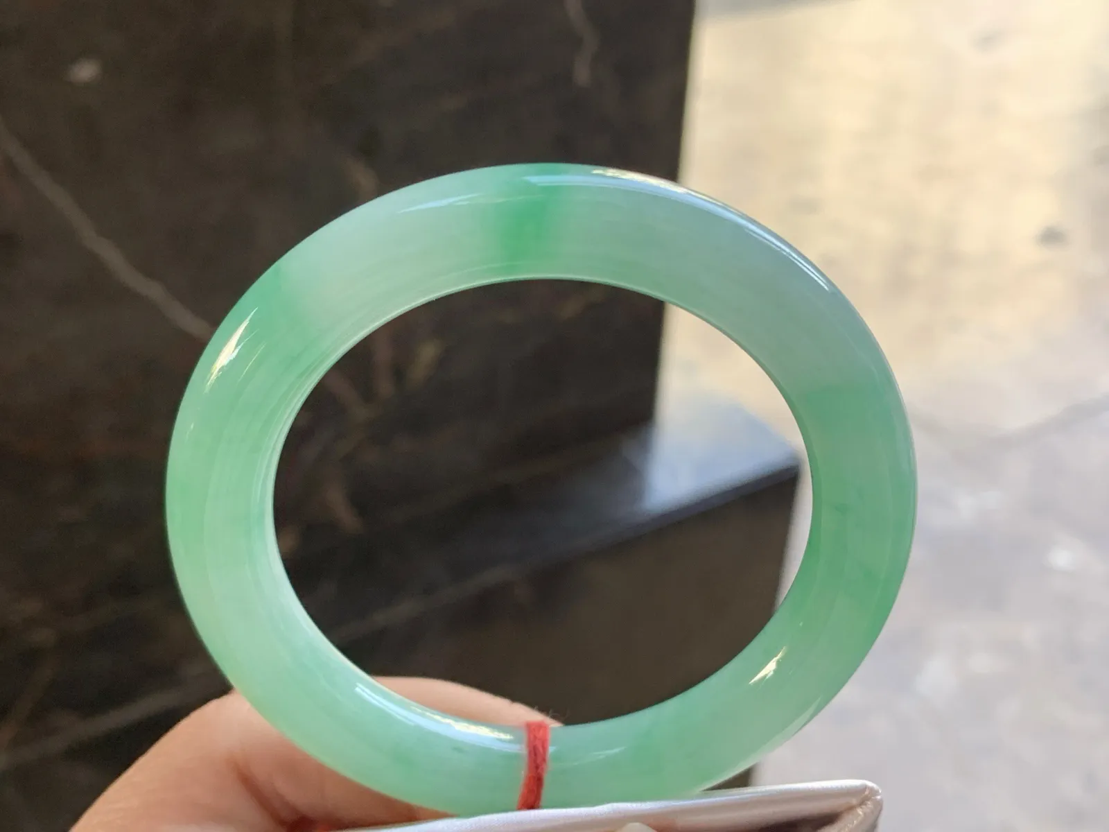 56.5-10.5

阳绿色圆条手镯^_^玉质温润 色阳