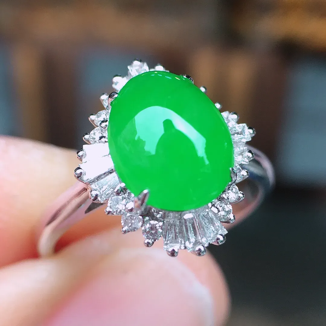 阳绿蛋面戒指，色泽均匀艳丽，玉质细腻，荧光感超
强，饱满圆润，尽显优雅气质，18k
金豪华镶嵌