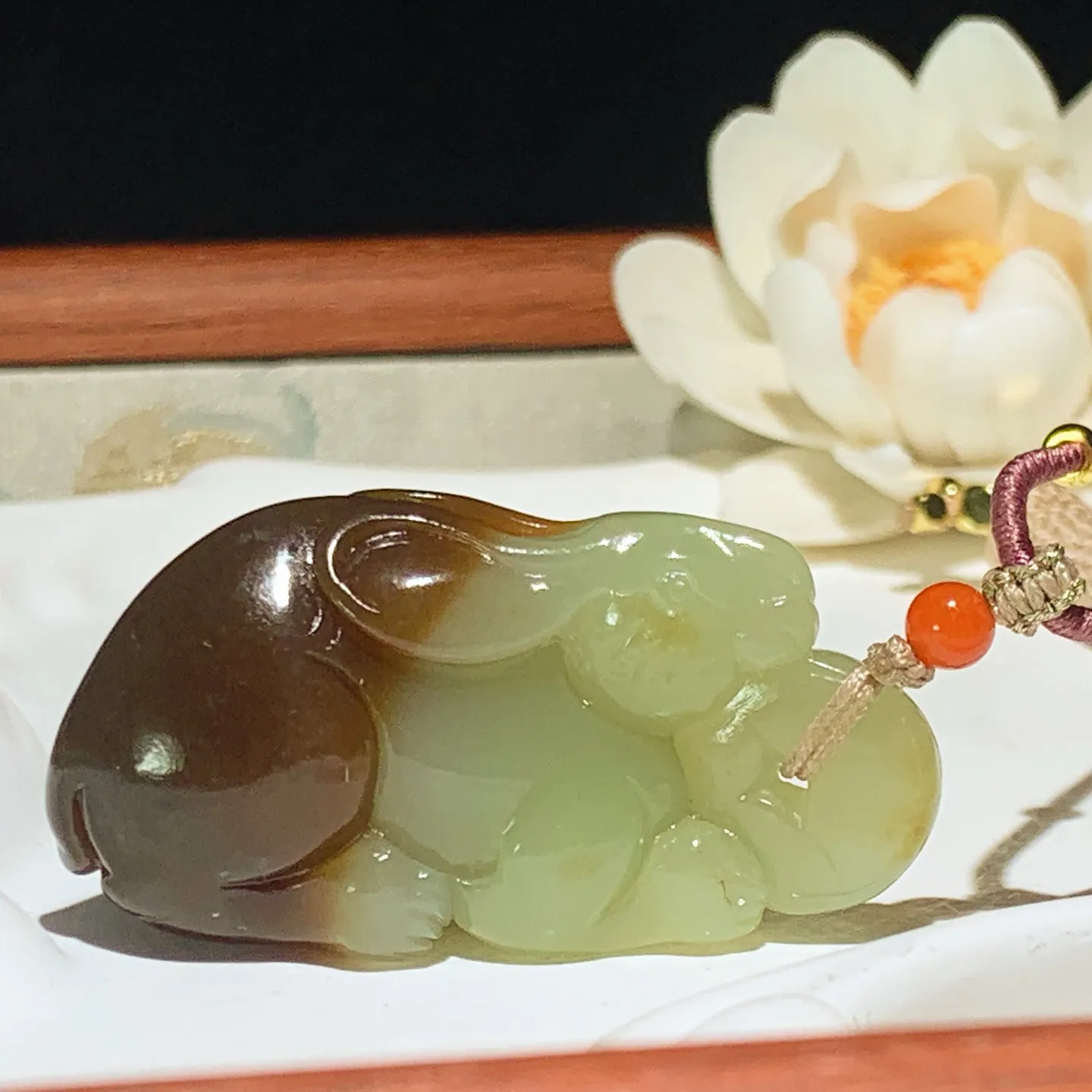 新疆若羌黄口糖料前途无量兔子挂件。尺寸51/22/25重39克。玉质细腻油润。手推出油。佩戴高端典雅。lt260122