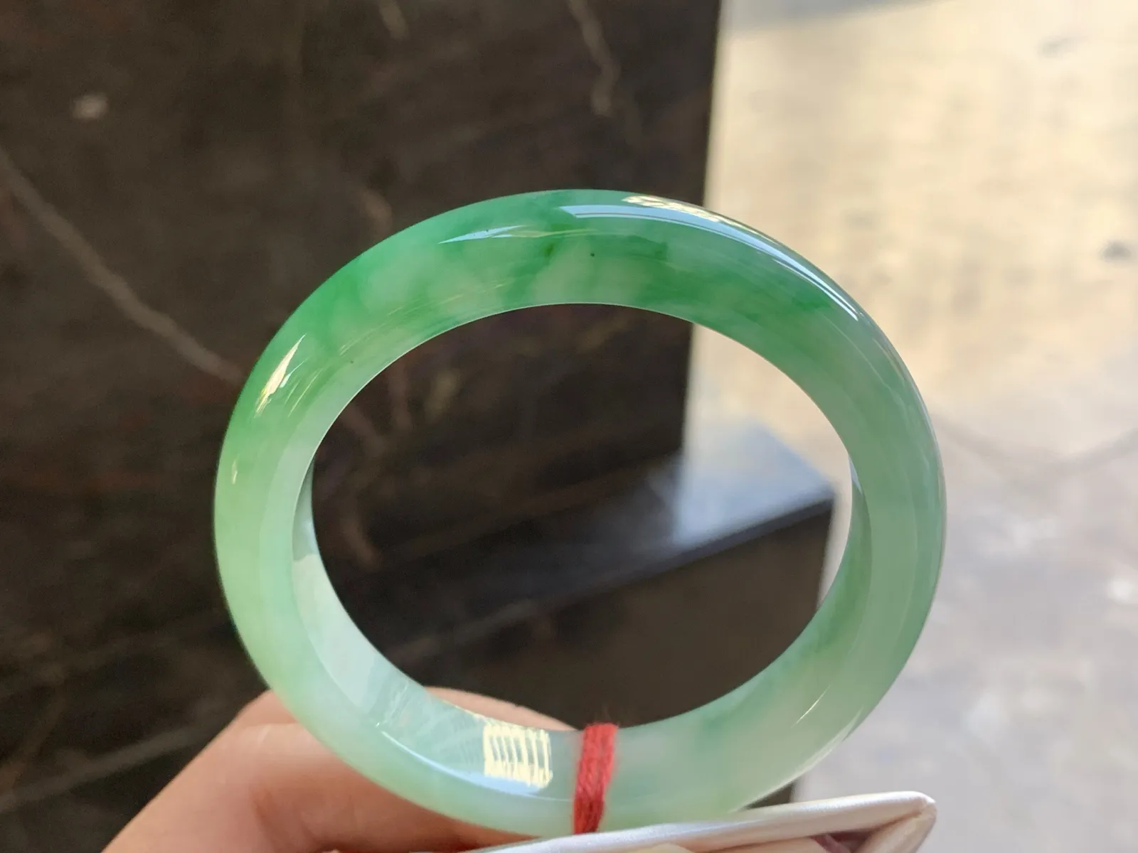 56-12.9-8.3

绿色手镯^_^颜色鲜艳 玉质温润