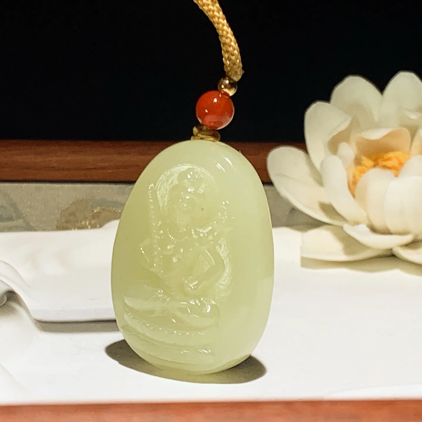 新疆若羌黄口料虚空藏菩萨牌子挂件。尺寸38/28/12重27.5克。玉质细腻油润。手推出油。佩戴高端典雅。lt260122