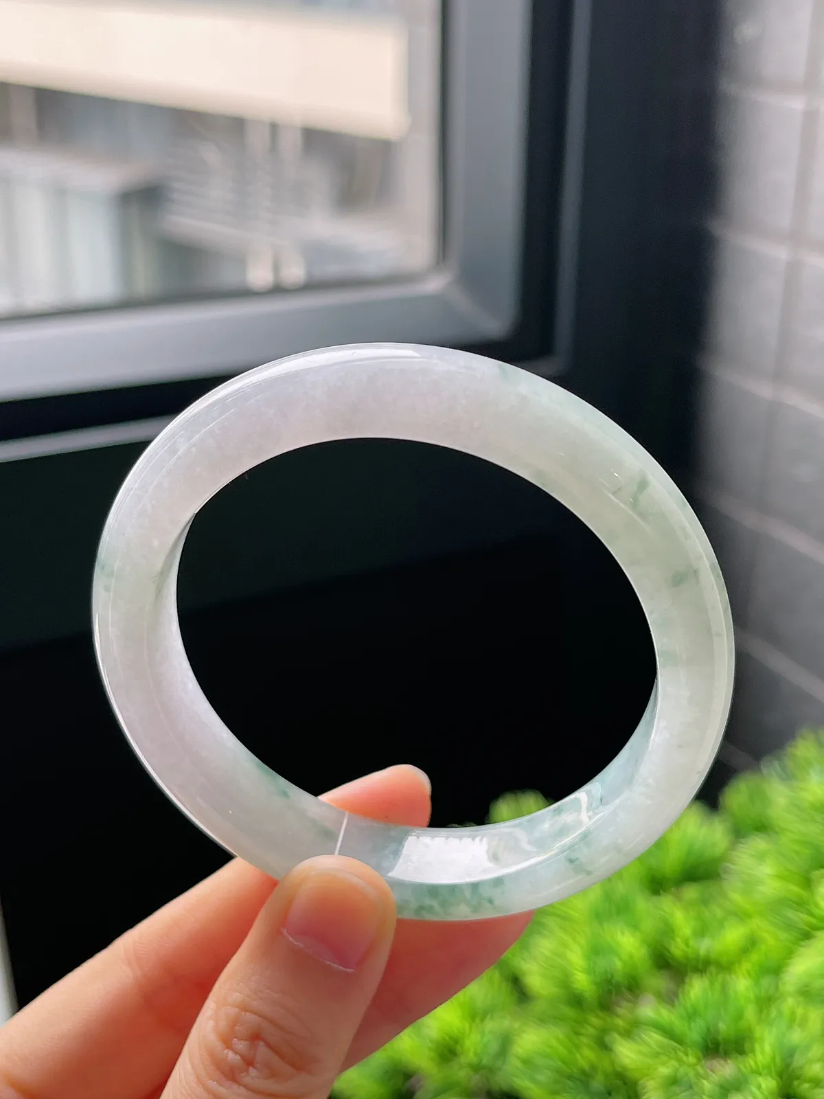 正圈57.5圈口，翡翠冰糯种飘绿手镯