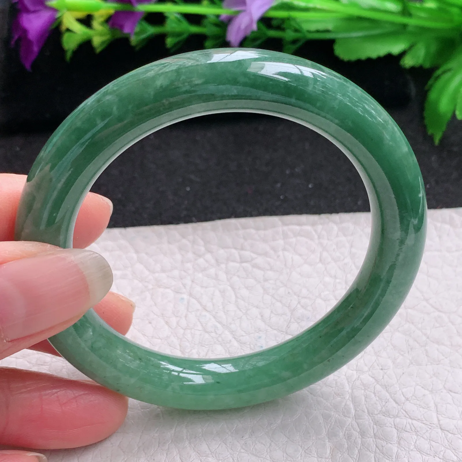 z实拍54.5*10美人镯 缅甸翡翠精飘温绿水润圆条玉手镯 玉手环