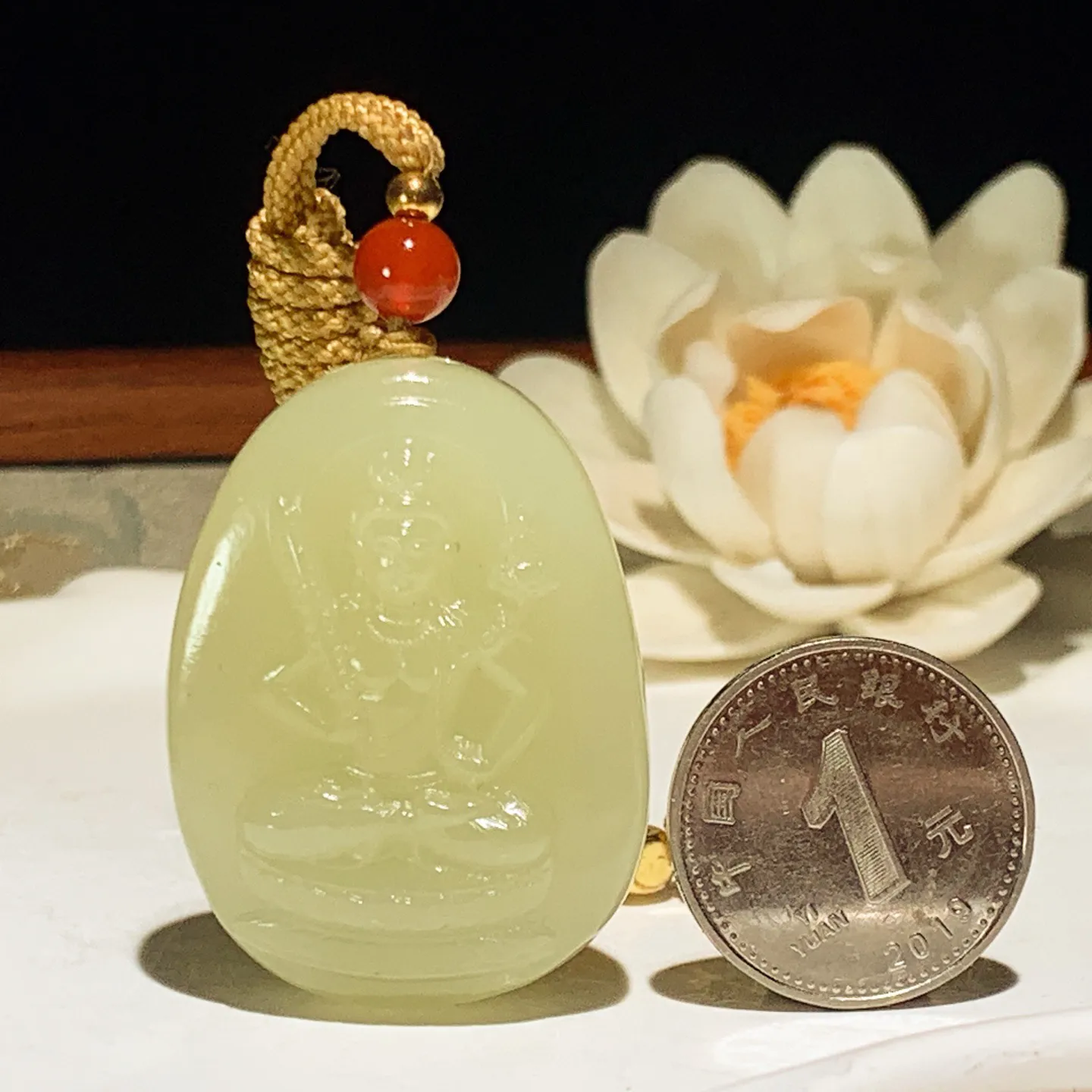 新疆若羌黄口料虚空藏菩萨牌子挂件。尺寸38/28/12重27.5克。玉质细腻油润。手推出油。佩戴高端典雅。lt260122