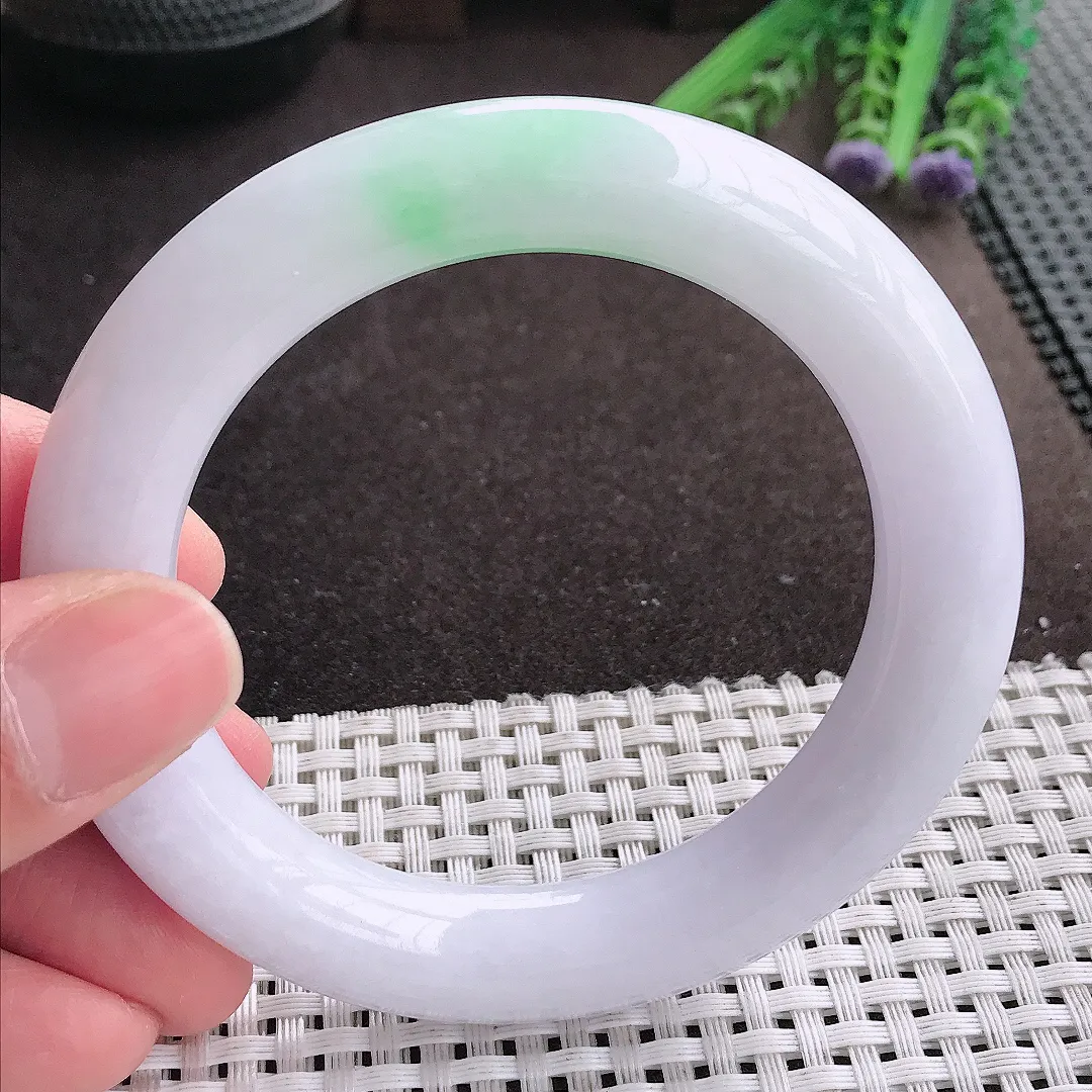 实拍A货翡翠57/11.7/11.5老坑精美温润飘绿圆条手镯翡翠玉镯