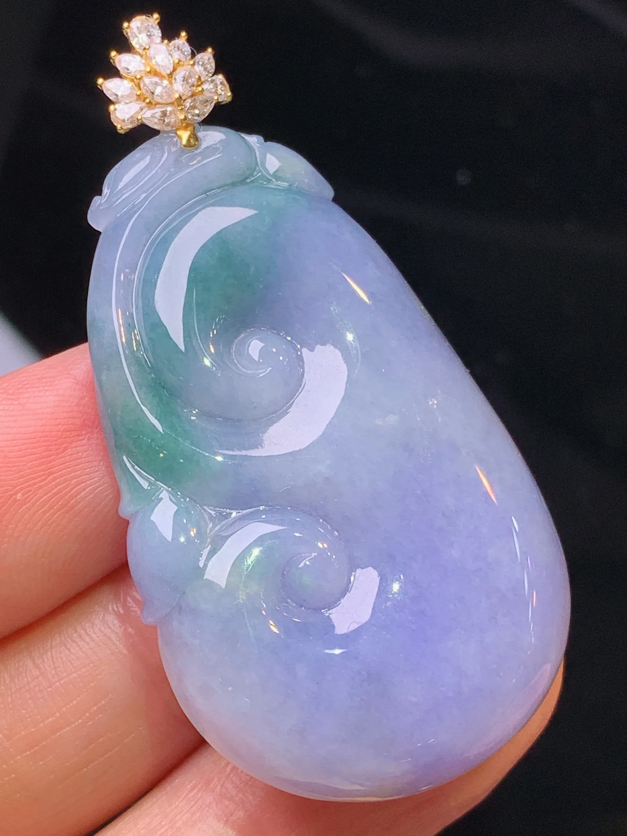 18金钻镶嵌紫罗兰飘绿如意吊坠 玉质细腻 色泽清新艳丽 整体尺寸51.3*26.5*7