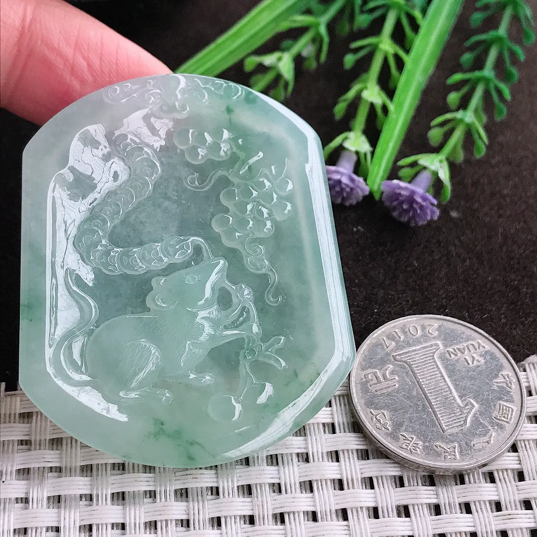 实拍A货翡翠53.2/45/5.8老坑冰透起胶斌，晴生肖鼠牌吊坠翡翠玉牌挂件