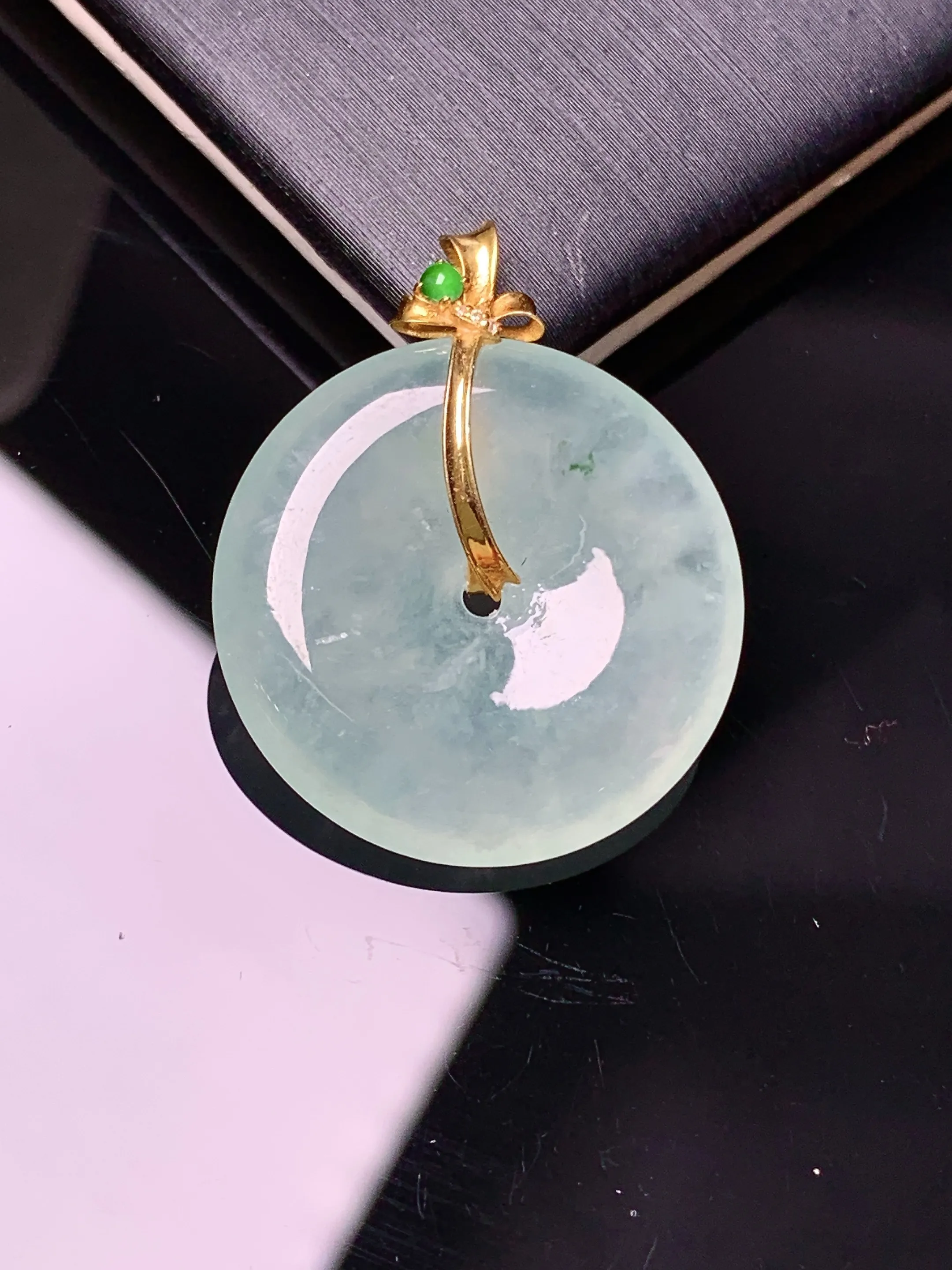 18金镶嵌冰种平安扣吊坠 玉质细腻 色泽清新艳丽 整体尺寸27.7*22.2*4.2