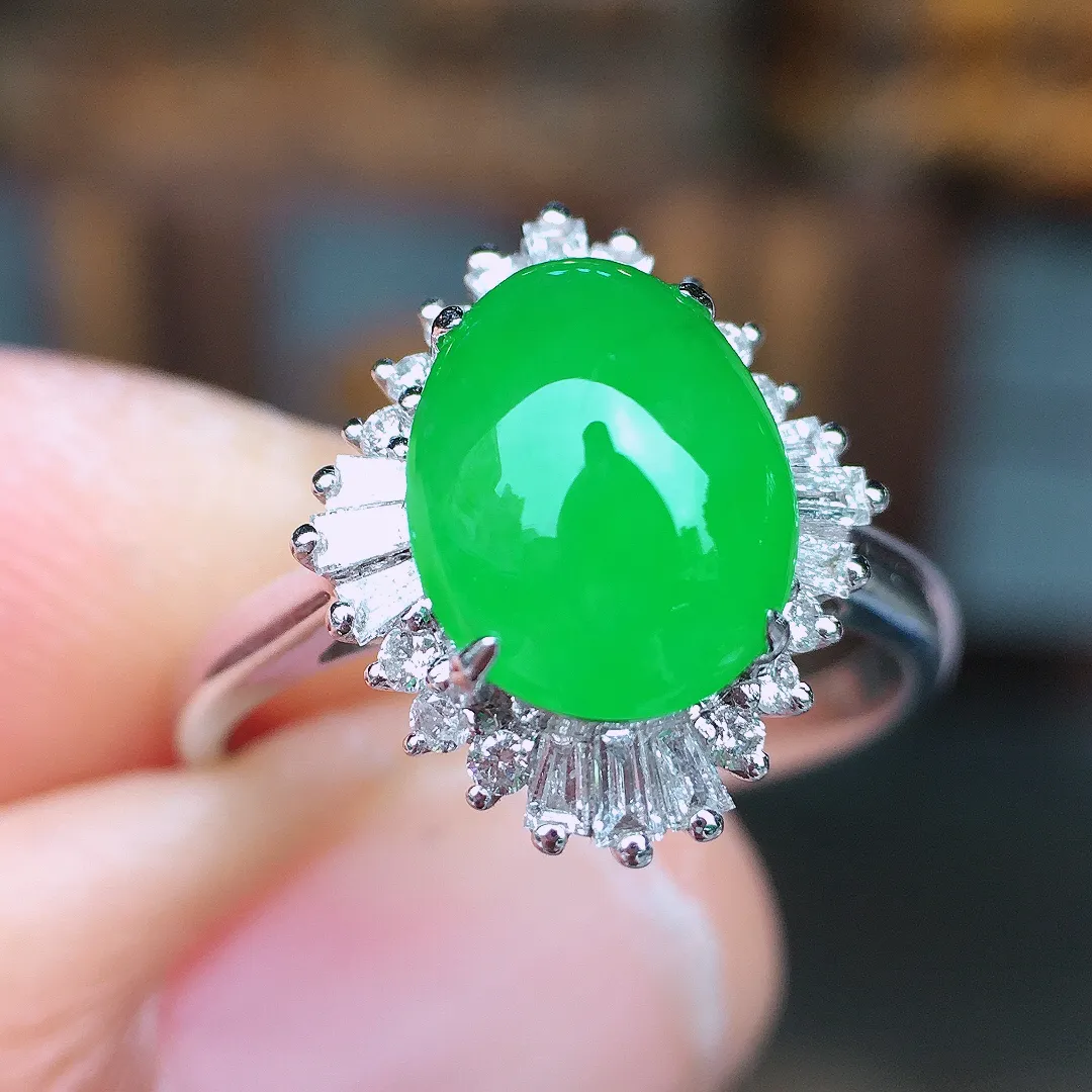 阳绿蛋面戒指，色泽均匀艳丽，玉质细腻，荧光感超
强，饱满圆润，尽显优雅气质，18k
金豪华镶嵌