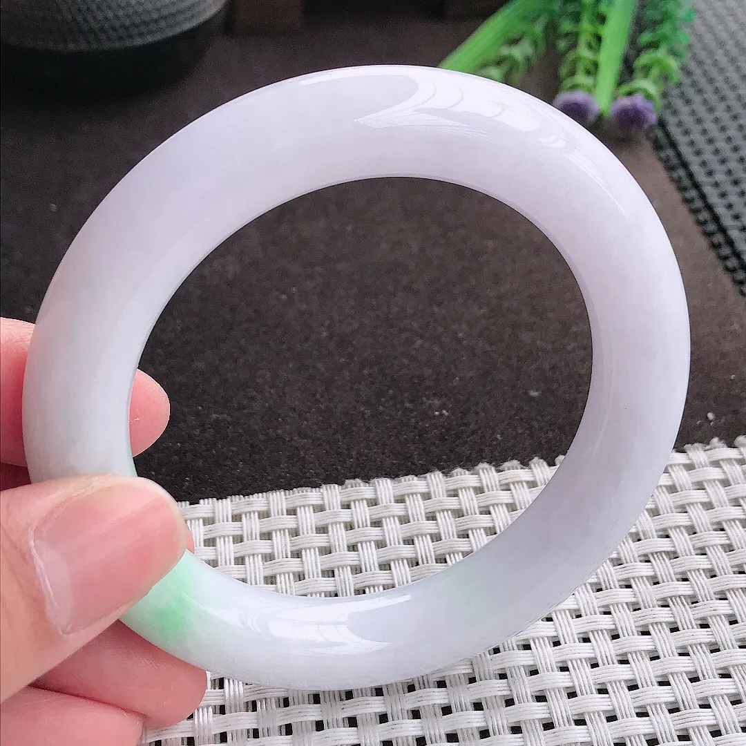 实拍A货翡翠57/11.7/11.5老坑精美温润飘绿圆条手镯翡翠玉镯