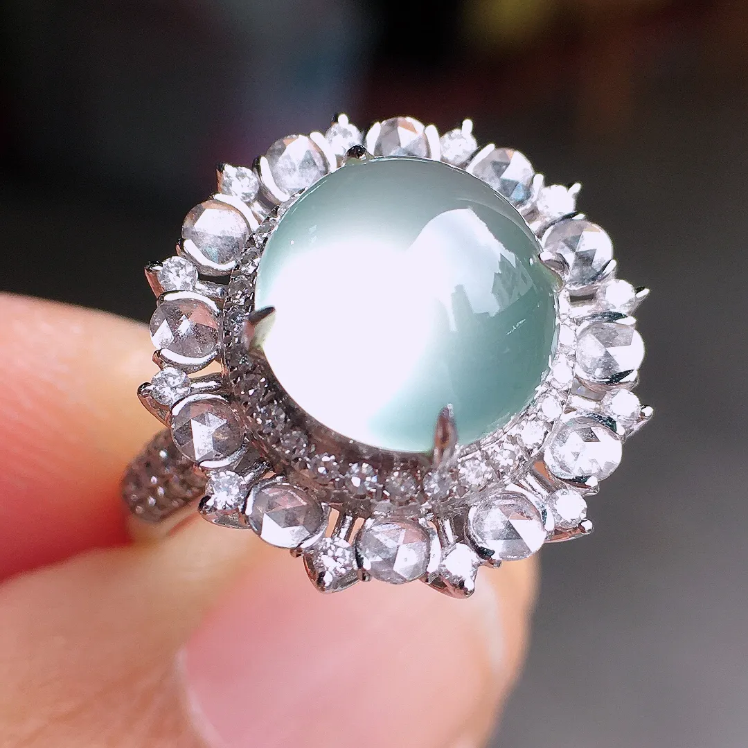 冰种蛋面戒指，玉质细腻，荧光感超
强，饱满圆润，尽显优雅气质，18k
金豪华镶嵌