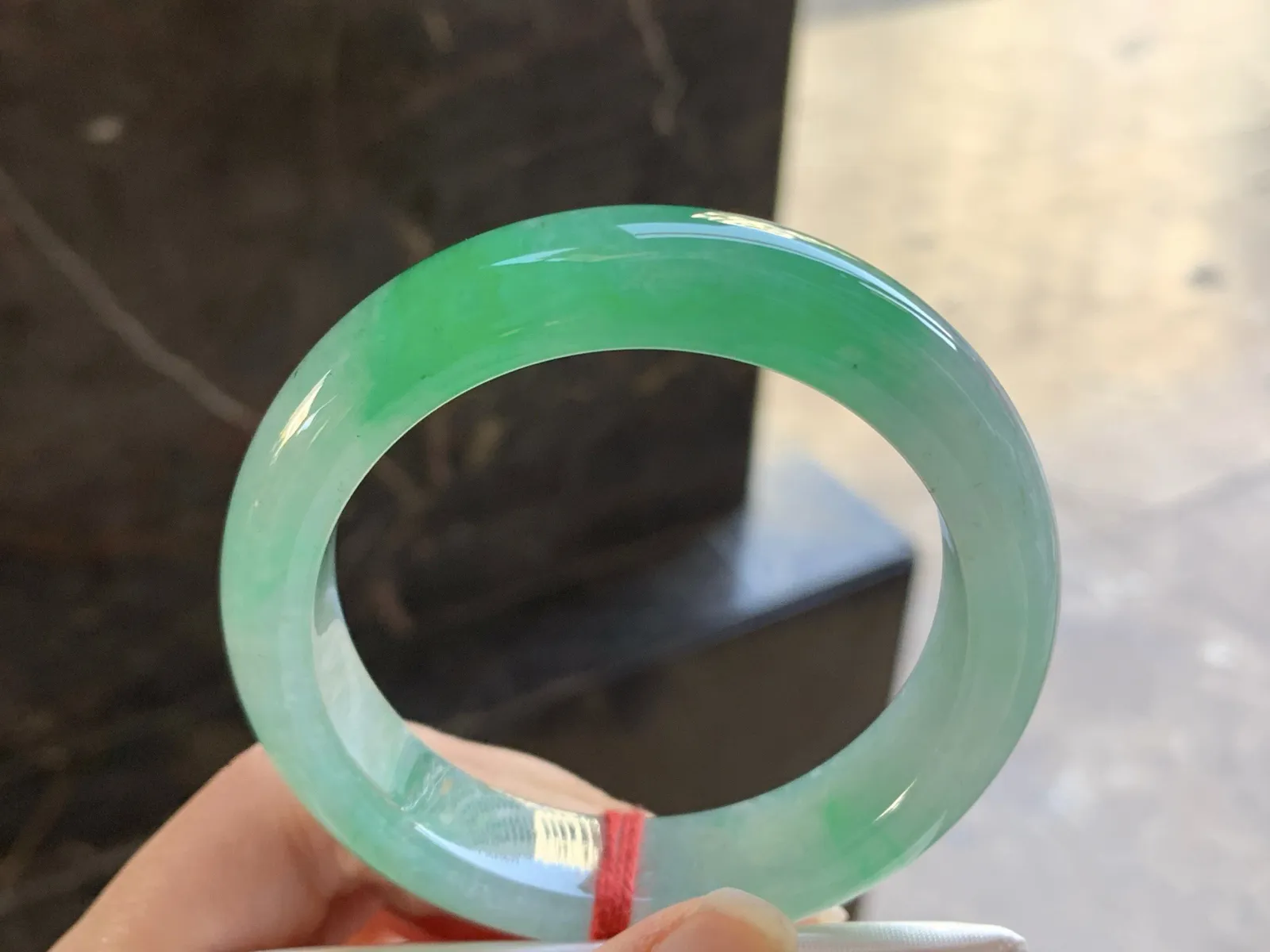 54-13.3-8.7

绿色手镯^_^颜色鲜艳 玉质温润 起光