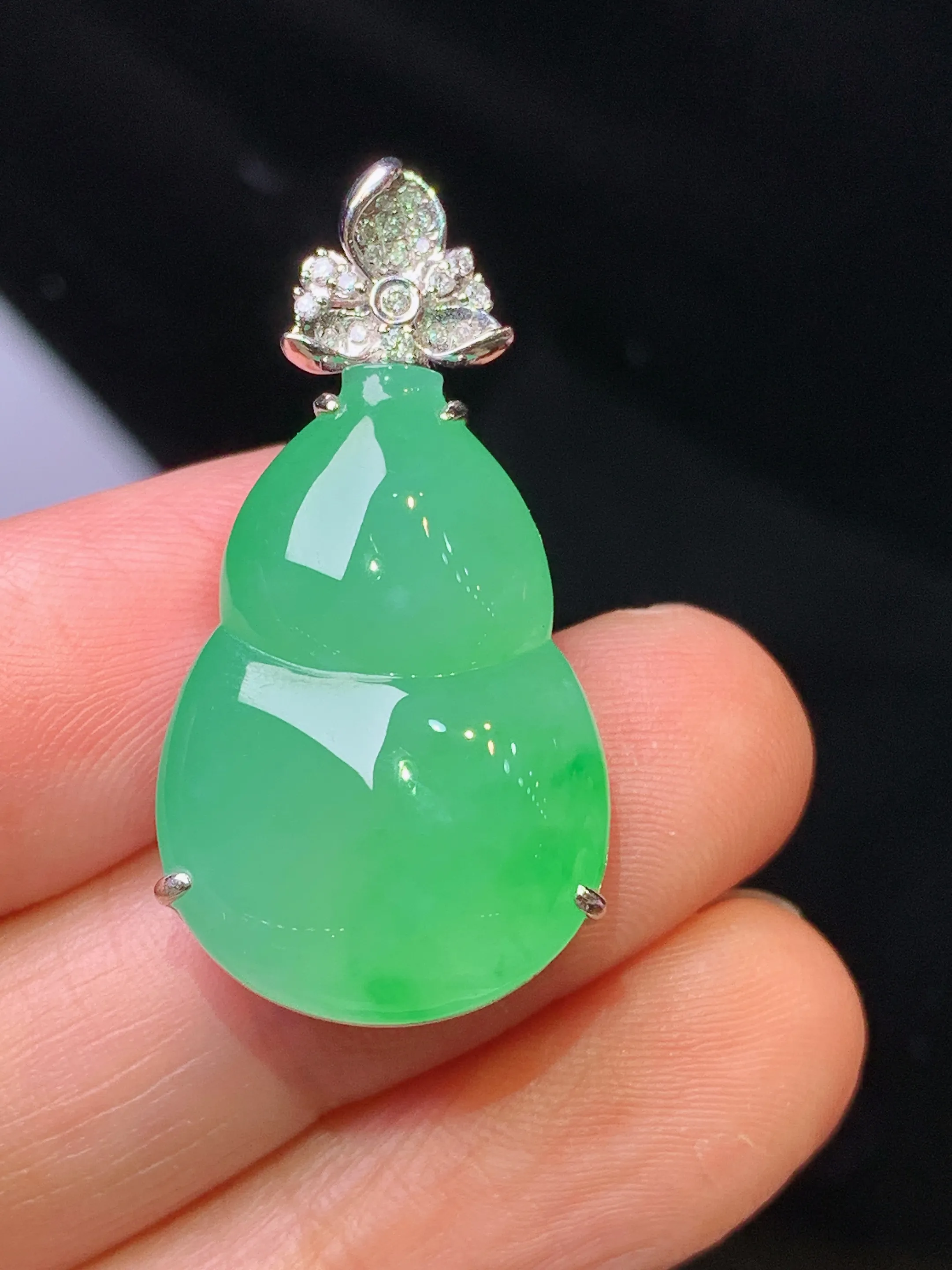 18k金钻镶嵌翠绿葫芦吊坠 玉质细腻 色泽艳丽清新 整体尺寸32*16.5*9.6