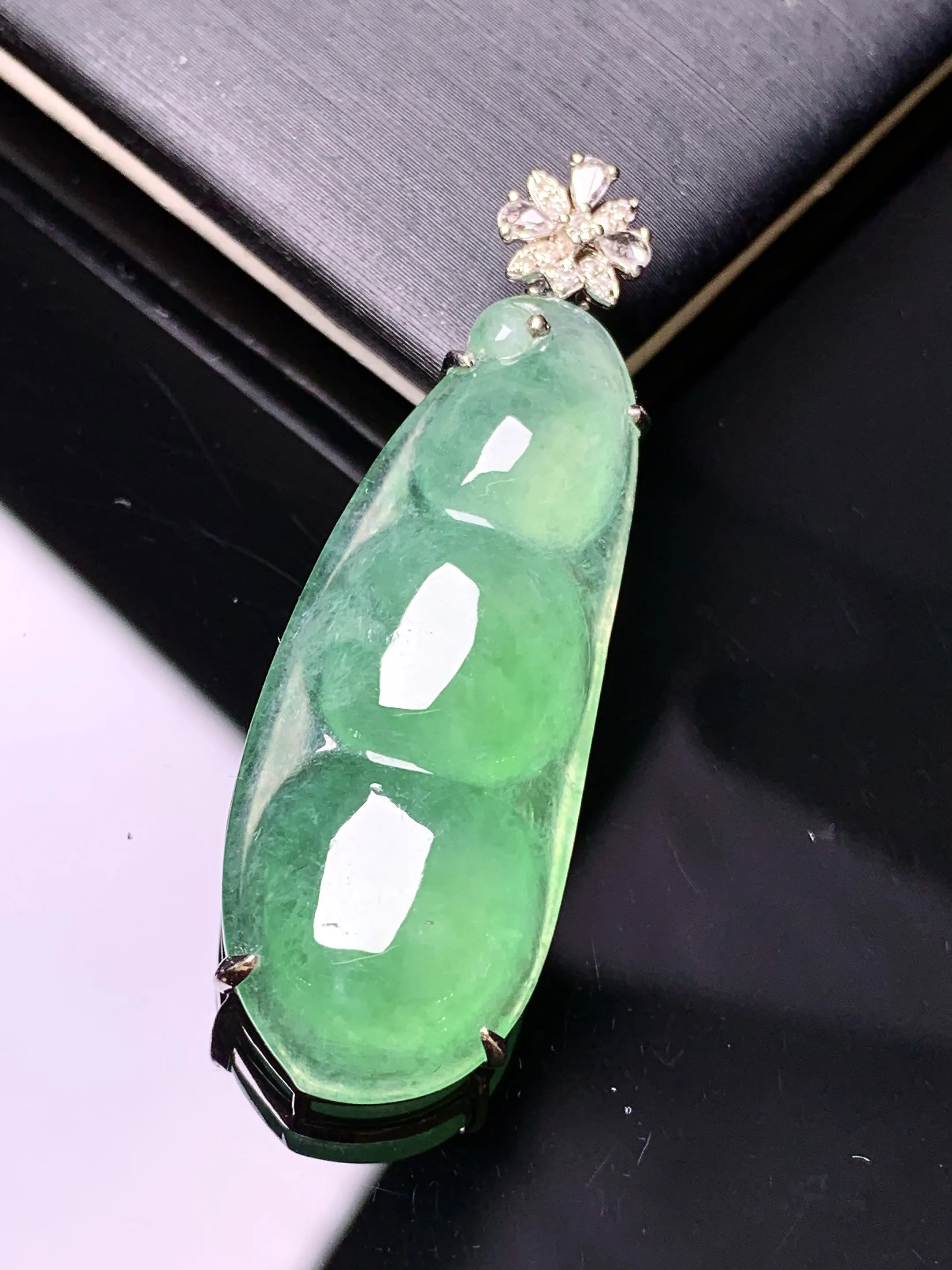 18k金钻镶嵌翠绿四季豆吊坠 玉质细腻 色泽艳丽清新 整体尺寸40.8*13.5*7