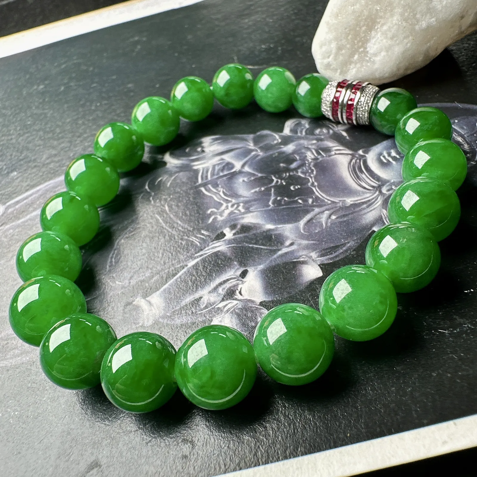 【冰种满绿圆珠手串】辣绿色泽，冰感十足，通透闪亮，颜色很艳丽，收藏品质，推荐入手。直径8.4-10.6之间