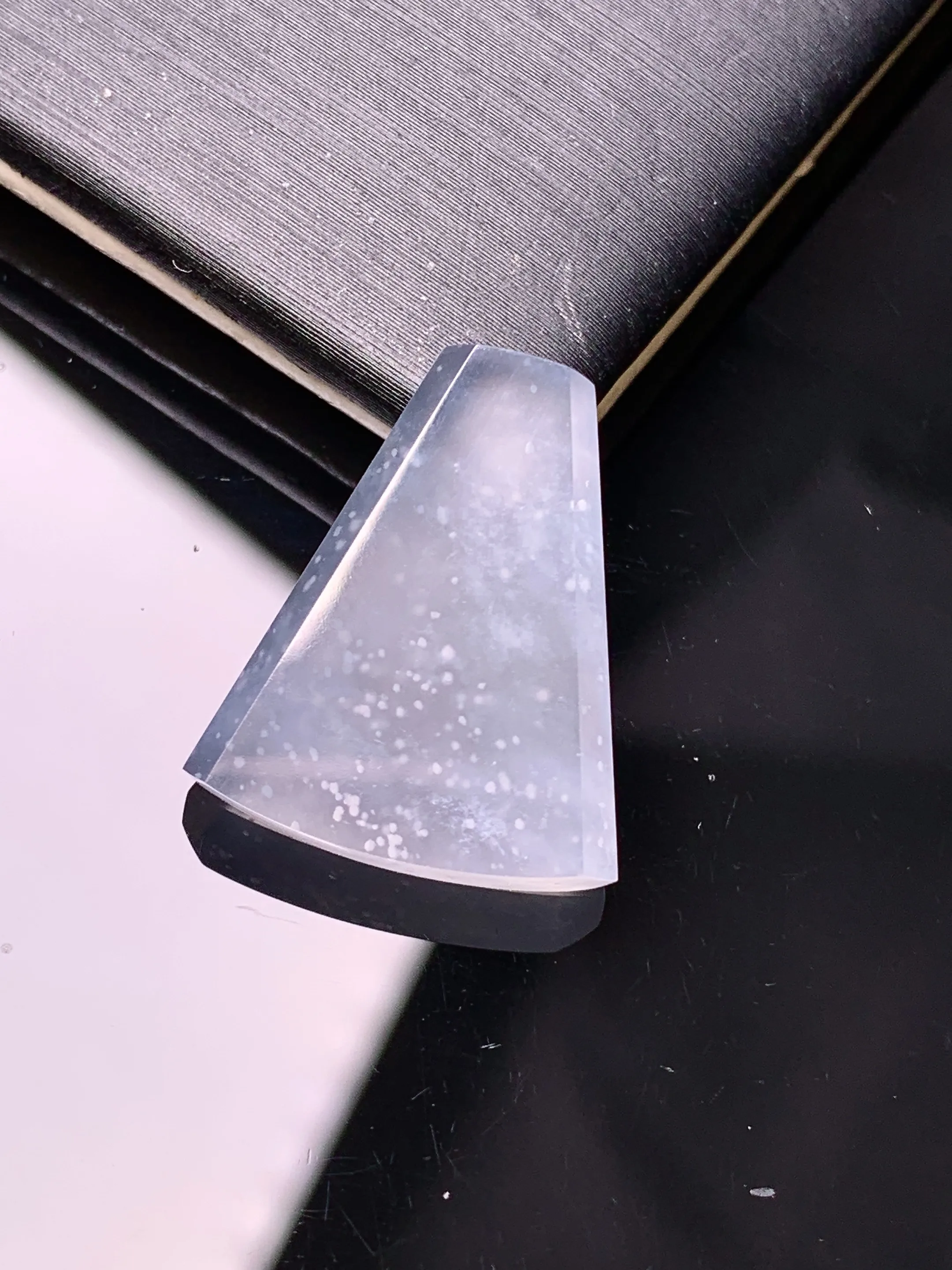 镶嵌款 冰种无事牌吊坠 玉质细腻 色泽清新艳丽 整体尺寸20.5*17.2*3.8