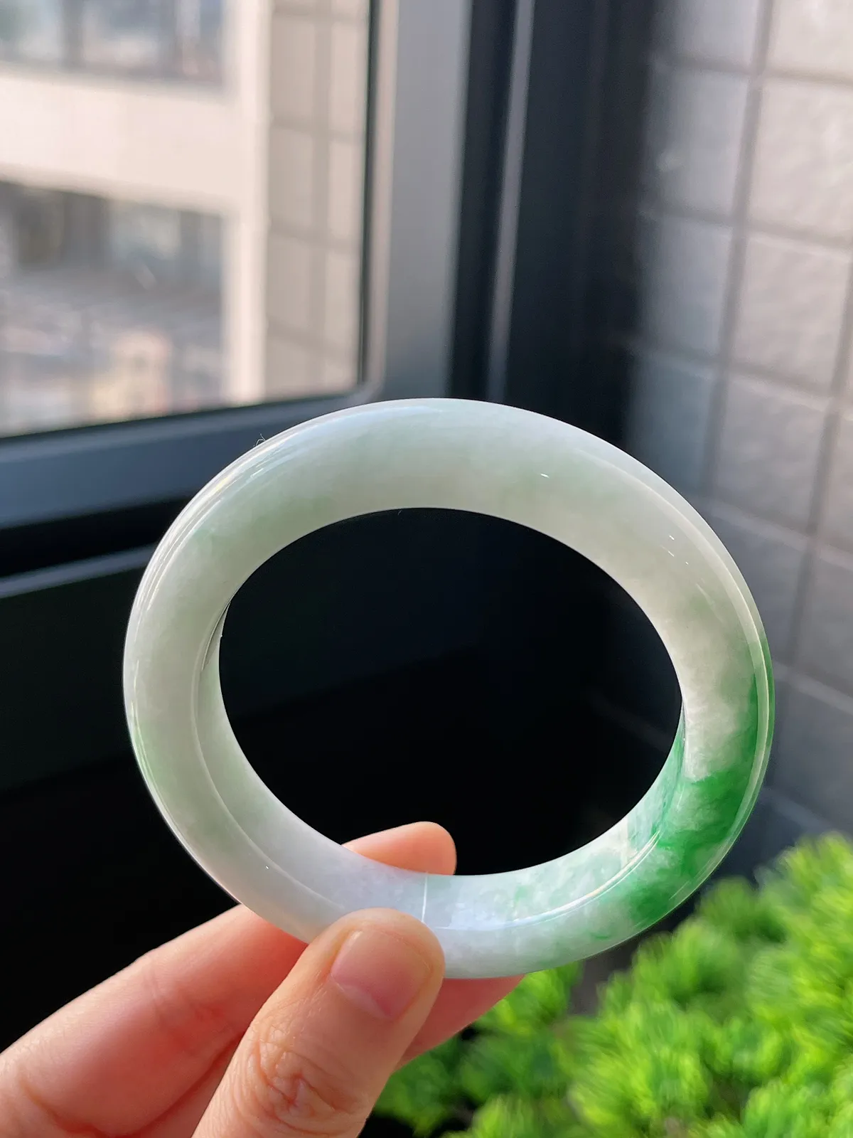 正圈56圈口，翡翠糯化种飘绿手镯