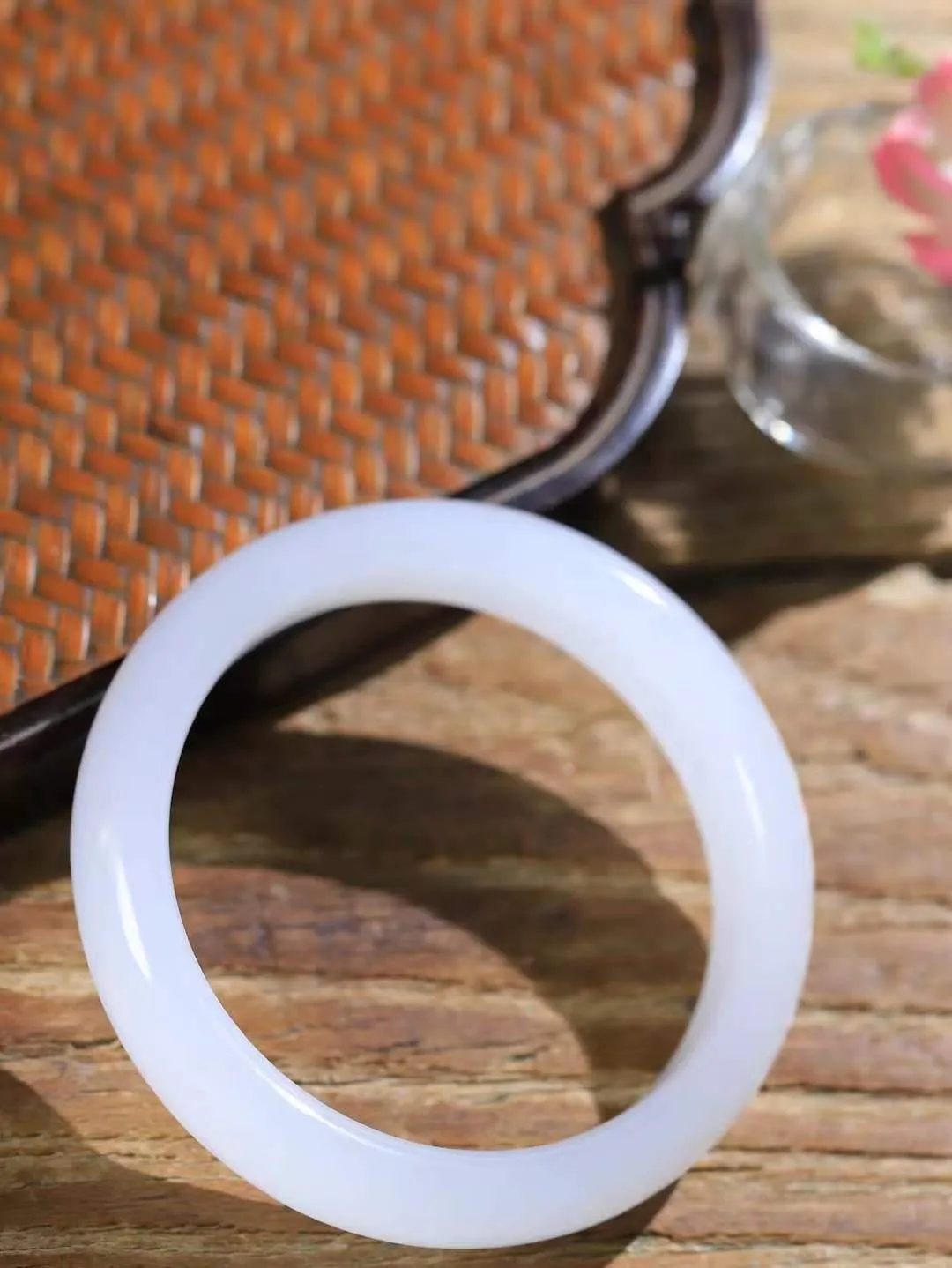 （一见倾心.手镯）

精品和田玉冰底白玉手镯，玉质温润细腻 油性十足 手感舒适，高华雅逸，线条流畅，简约大气，美自天成，素雅高贵。佩戴于腕间，婉约之美，举手投足间透出那低调奢华。重52克  尺寸55-13.3-8mm16102230T