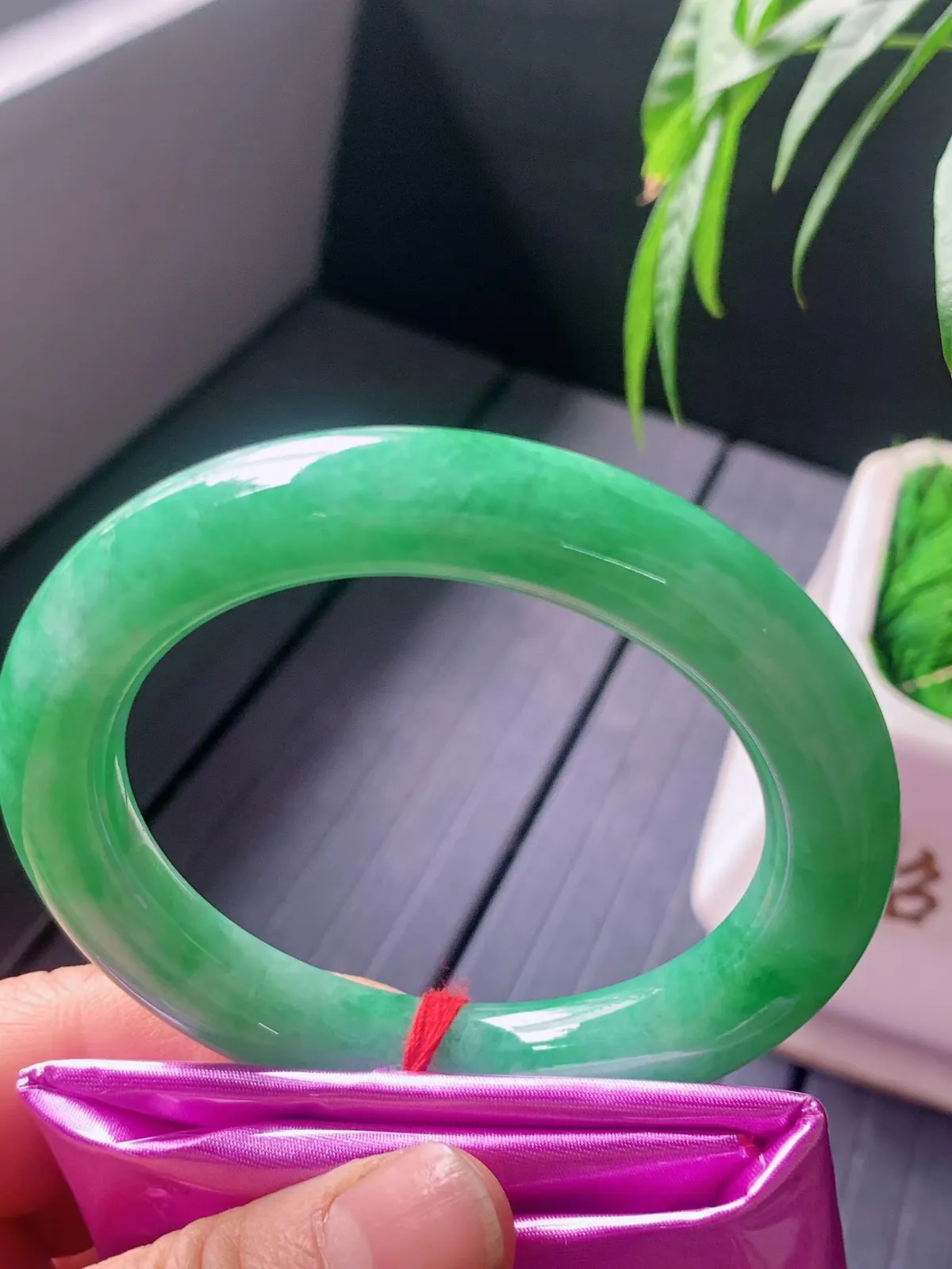 【翡翠名称】老种飘阳绿55圈口圆条手镯
【翡翠尺寸】55/11/10.7mm适合55-57正圈口佩戴
【翡翠描述】宝贝种老水足，玉质细腻，色泽靓丽，性价比高，佩戴效果好！
【其它赠送】权威证书/精美挂绳盒子/支持全国复检