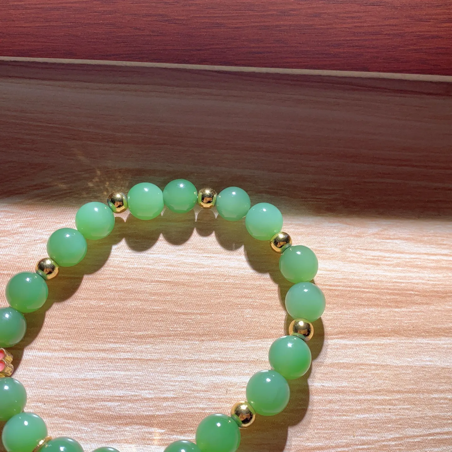 和田玉阳绿俄罗斯碧玉手串。单颗尺寸8！玉质细腻油润 底色纯净 脂粉好，品质好！lt260121