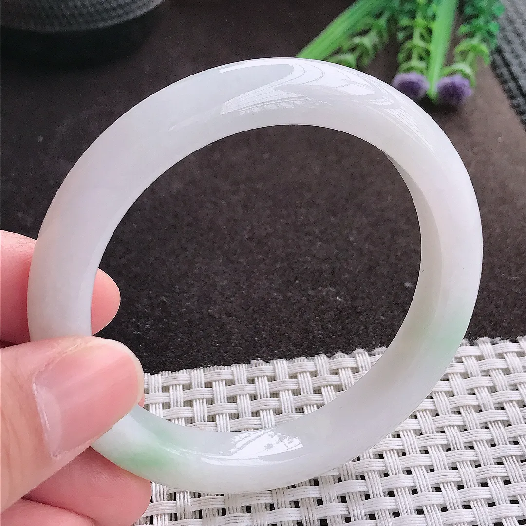 实拍A货翡翠57/10.2/8.9老坑冰润起胶飘绿手镯宽边玉镯