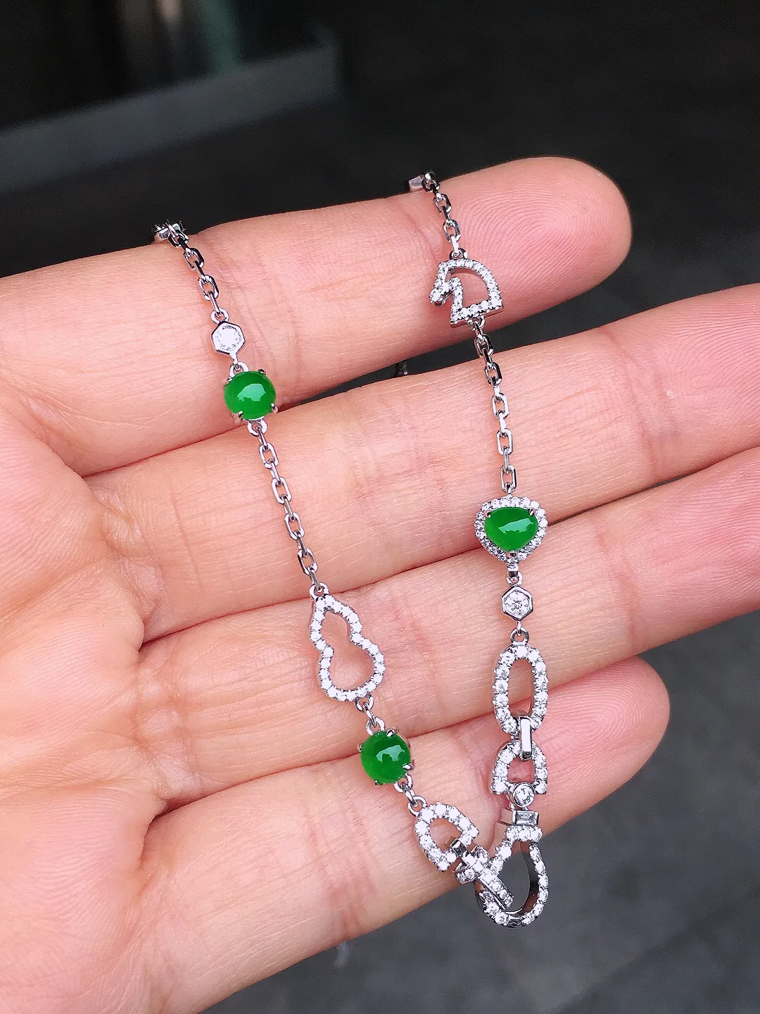 阳绿蛋面锁骨链，色泽均匀艳丽，玉质细腻，荧光感超
强，饱满圆润，尽显优雅气质，18k
金豪华镶嵌