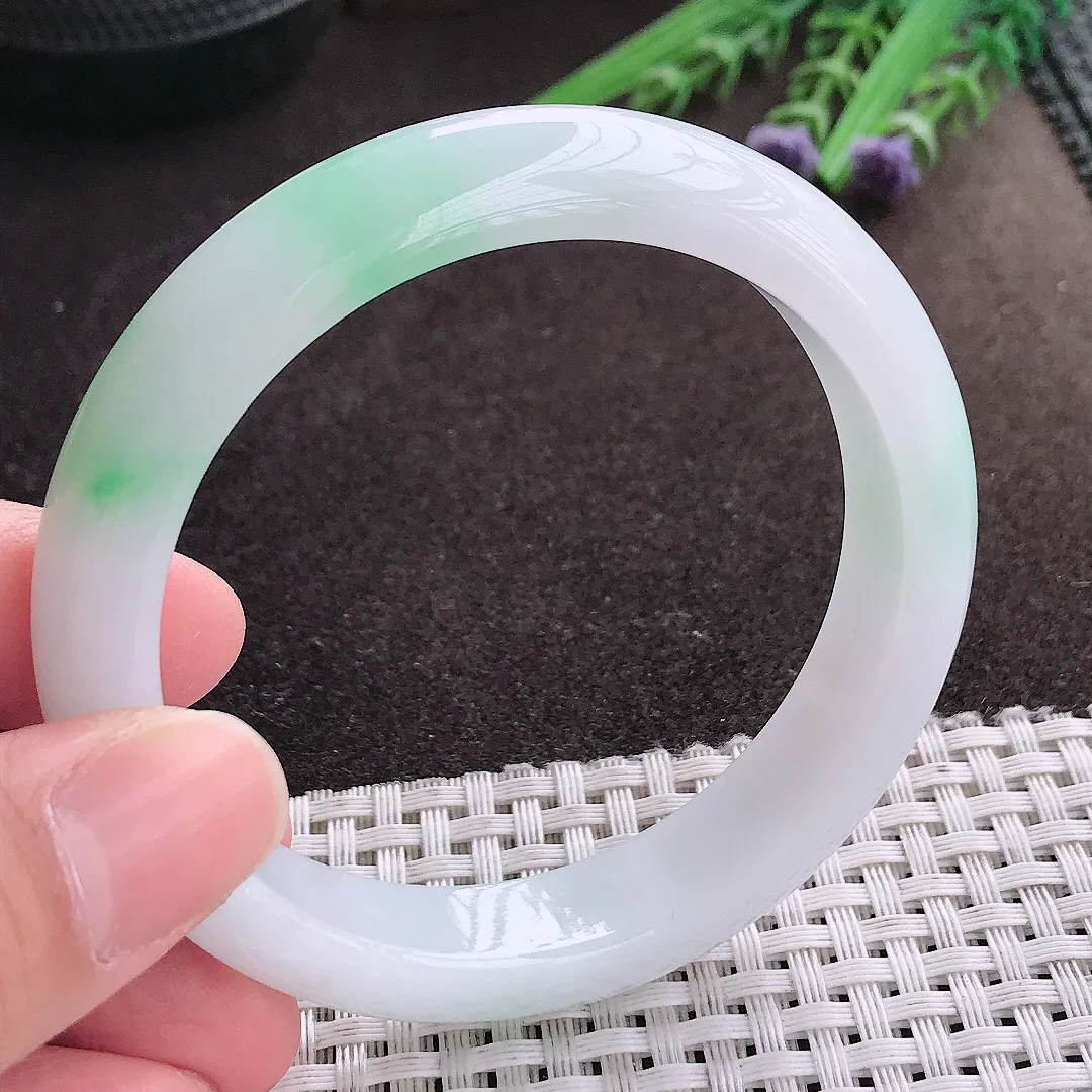 实拍A货翡翠56.5/12/8.2老坑冰润飘绿手镯宽边玉镯