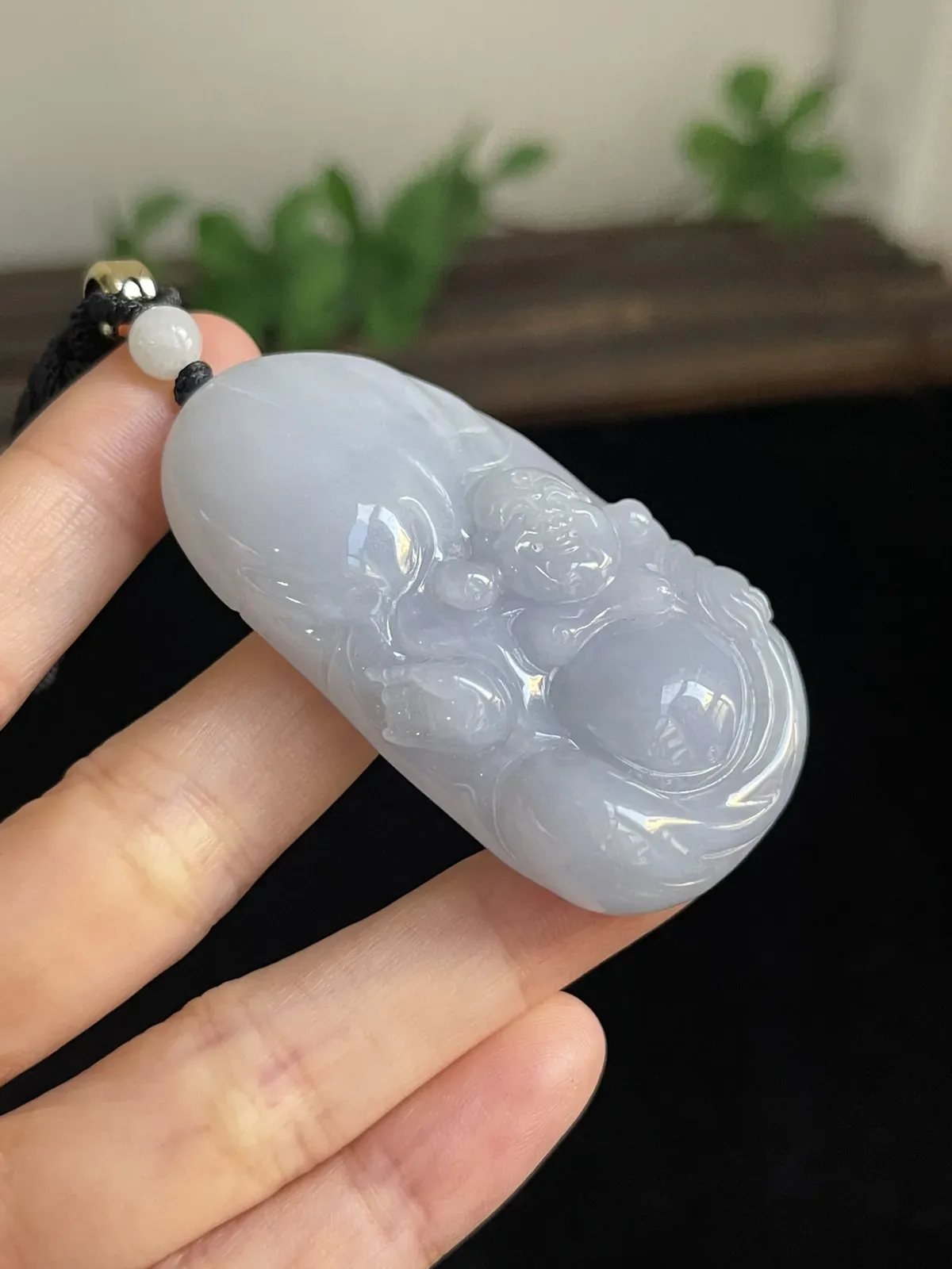 翡翠糯化种白色吊坠，配珠未测