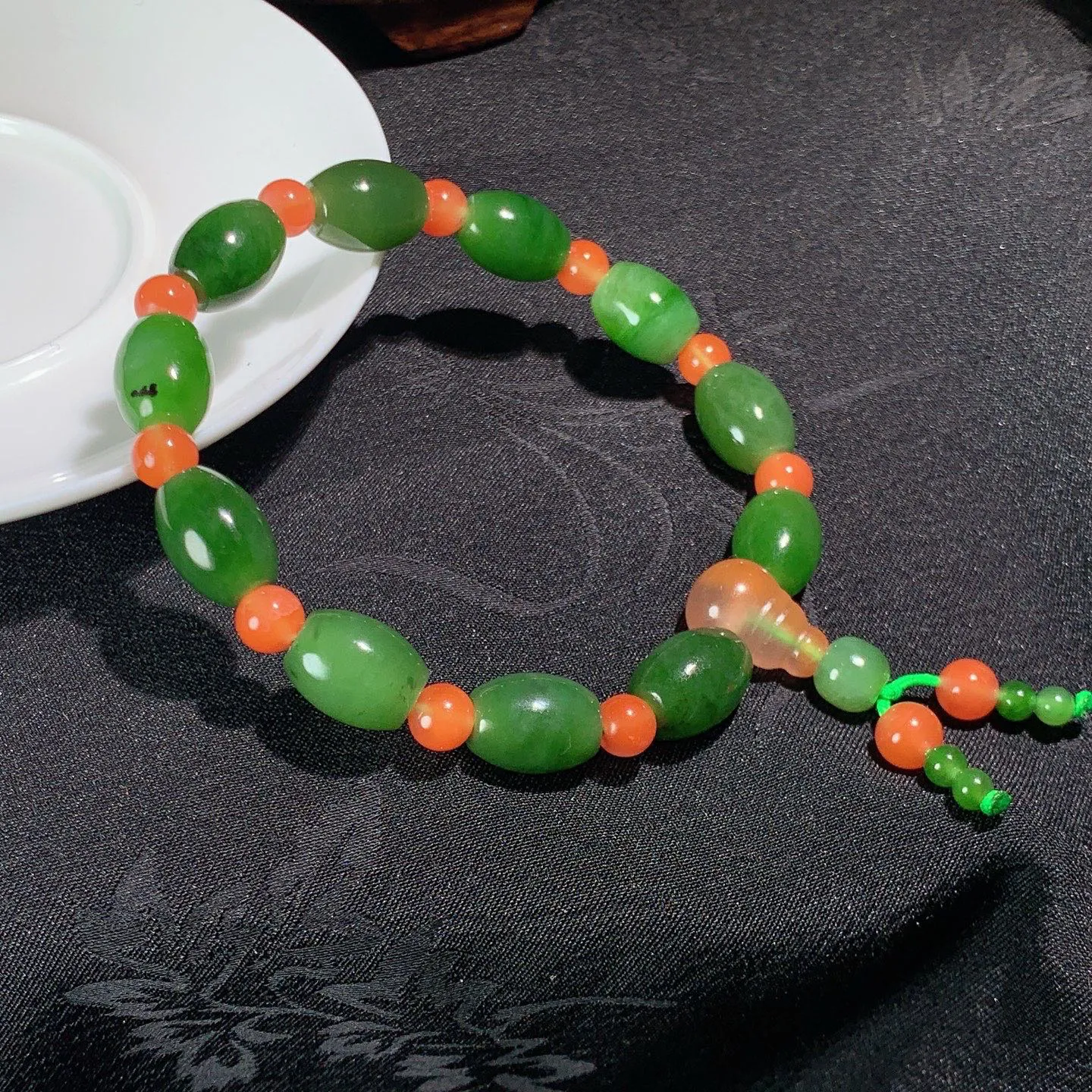 和田玉菠菜绿俄罗斯碧玉桶珠手串。尺寸12/9！玉质细腻油润 底色纯净 脂粉好，品质好！lt26012