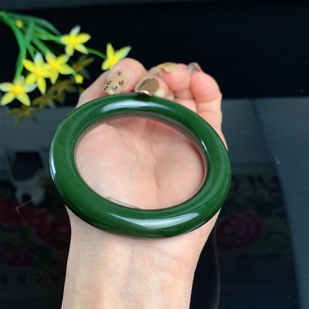 和田玉54.6圈口菠菜绿肥圆条碧玉手镯！玉质细腻油润 底色纯净 无裂无杂 脂粉好