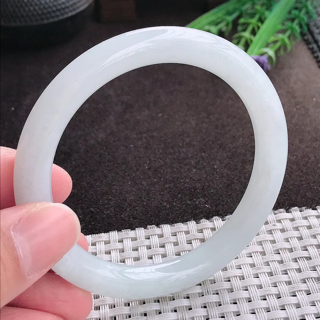 实拍A货翡翠57/8.3/8.8老坑秀气冰润月光白圆条手镯玉镯