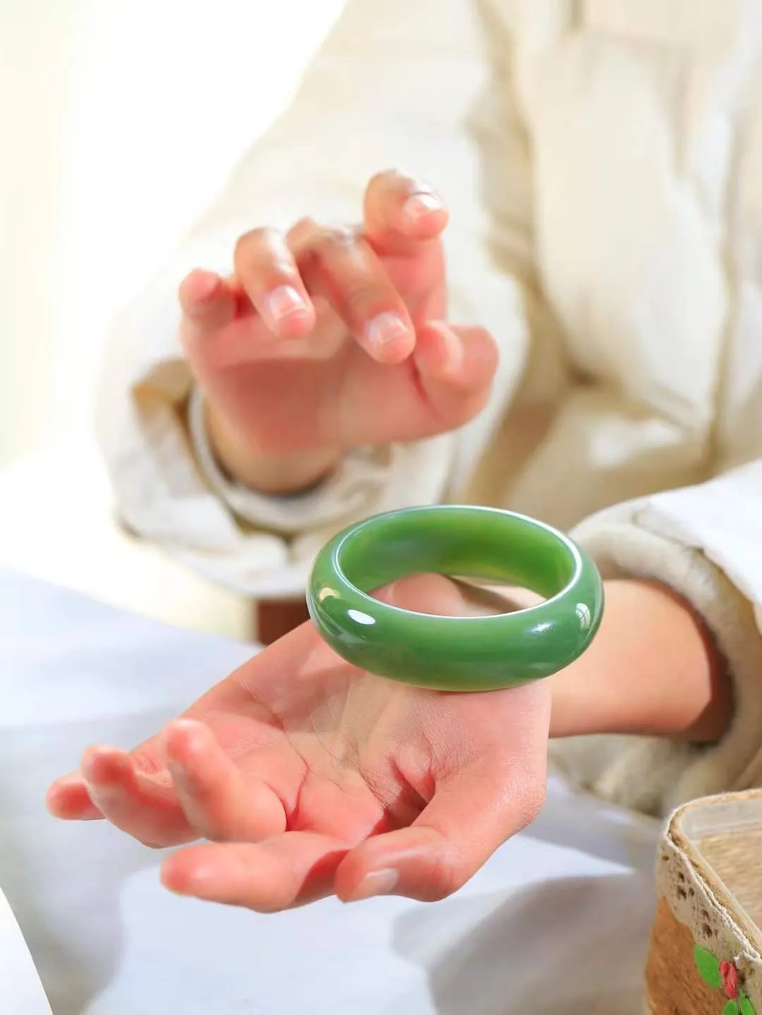 【碧波流转·手镯】

精品️和田玉碧玉手镯，玉质细腻温润，手感舒适，️线条流畅，简约大气，美