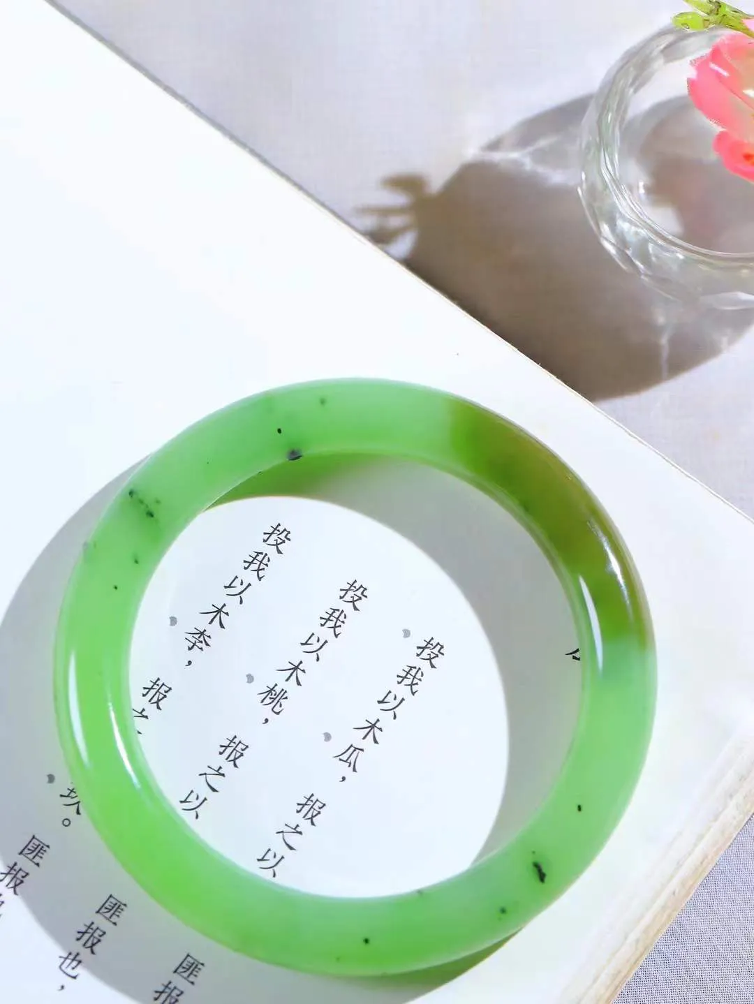 【碧波流转·手镯】

精品️和田玉碧玉圆条手镯，玉质细腻温润，手感舒适，️线条流畅，简约大气，美自天成，佩戴于腕间，婉约之美，举手投足间透出那份低调奢华，醉人心扉。
重47.5克 内径圈口56mm  尺寸9.8-9.6mm  FDT-88132233