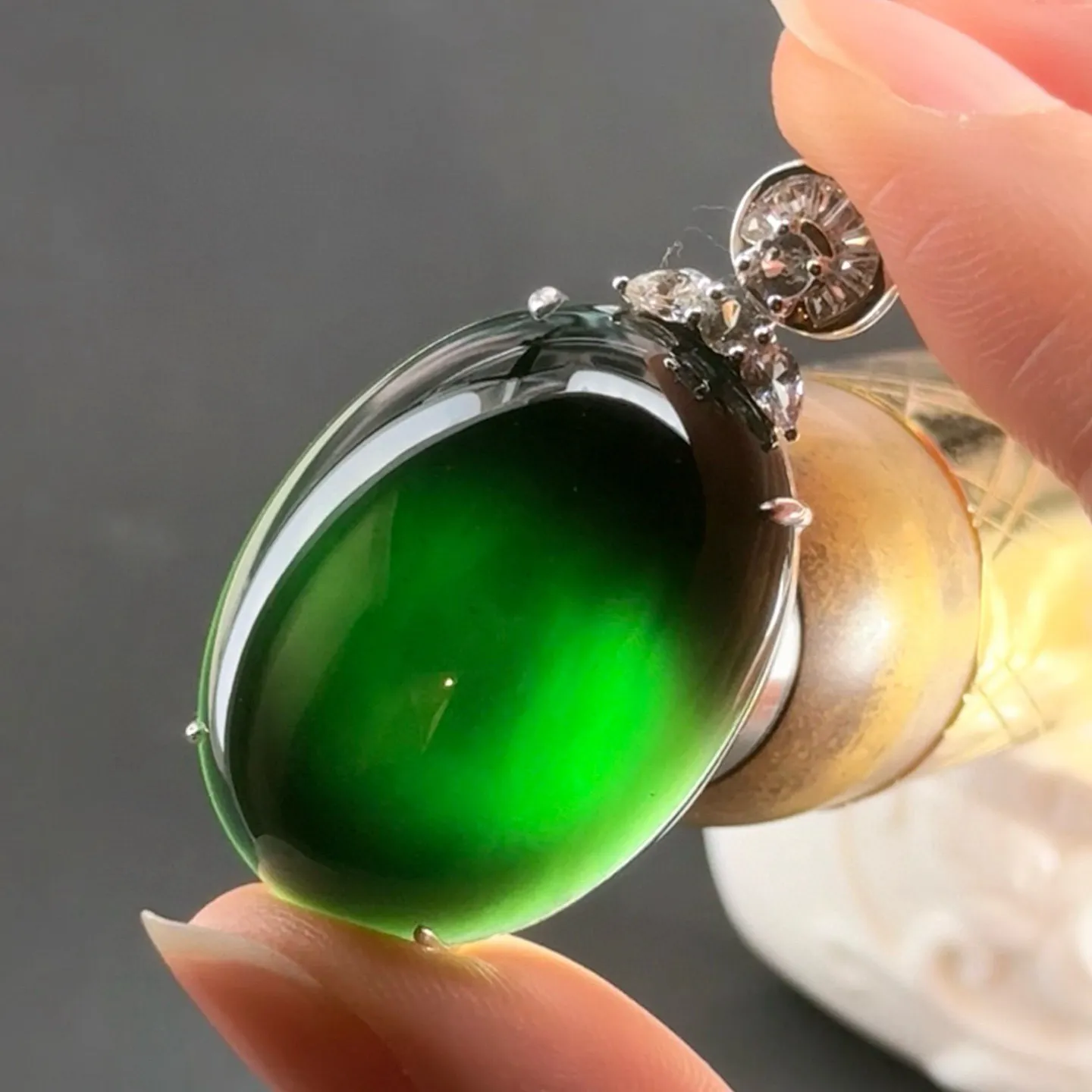 精品18k墨翠蛋面吊坠 种好色正 黑度极好 打灯通透 油性十足 尺寸40.9