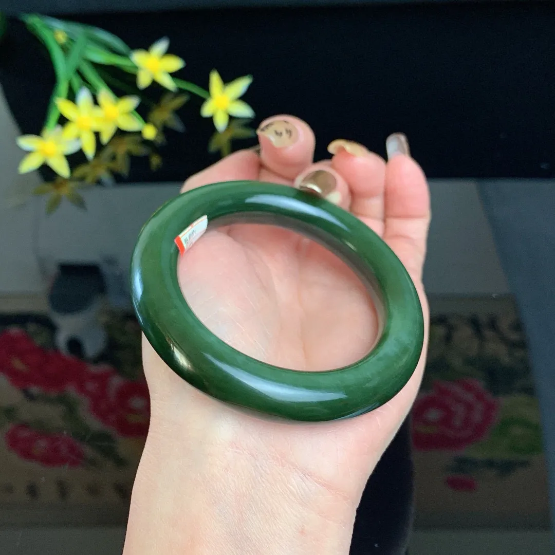 和田玉53圈口深菠菜绿猫眼肥圆条碧玉手镯！玉质细腻油润 底色纯净 无裂无棉 脂粉好，品质高