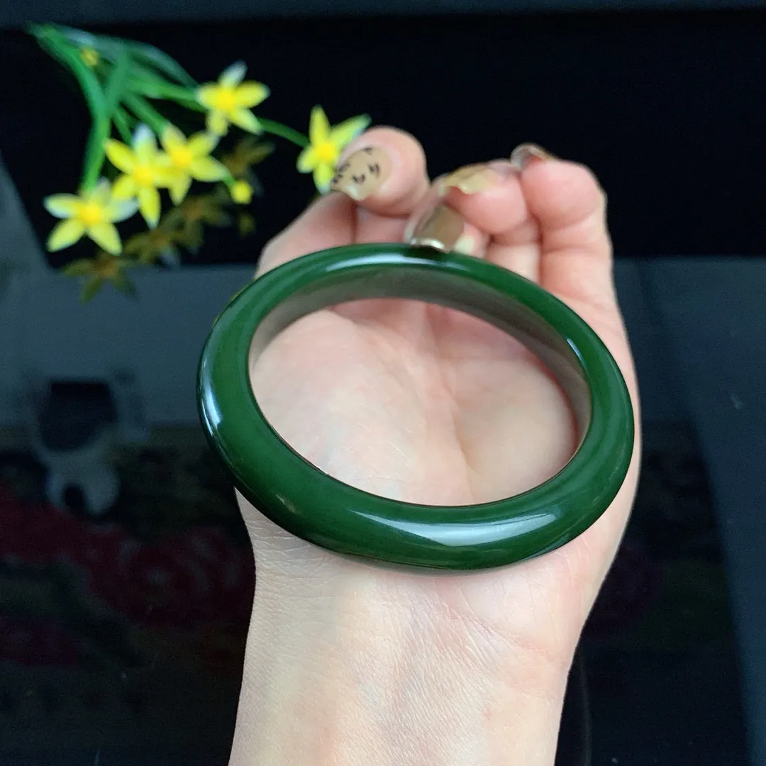 和田玉碧玉57圈口菠菜绿碧玉手镯！玉质细腻油润 底色纯净 无裂无杂 脂粉好，品质高