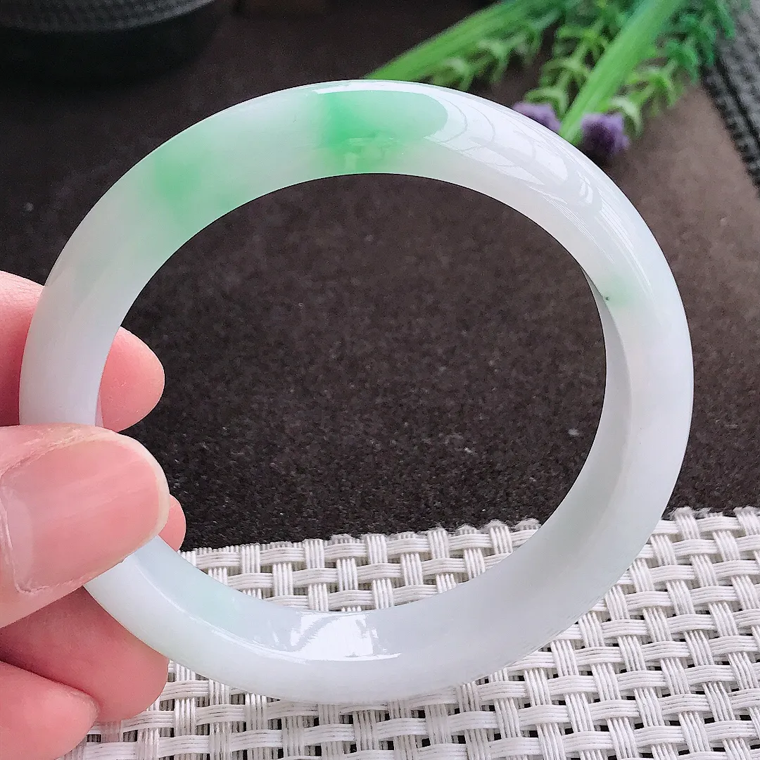 实拍A货翡翠56.5/12/8.2老坑冰润飘绿手镯宽边玉镯