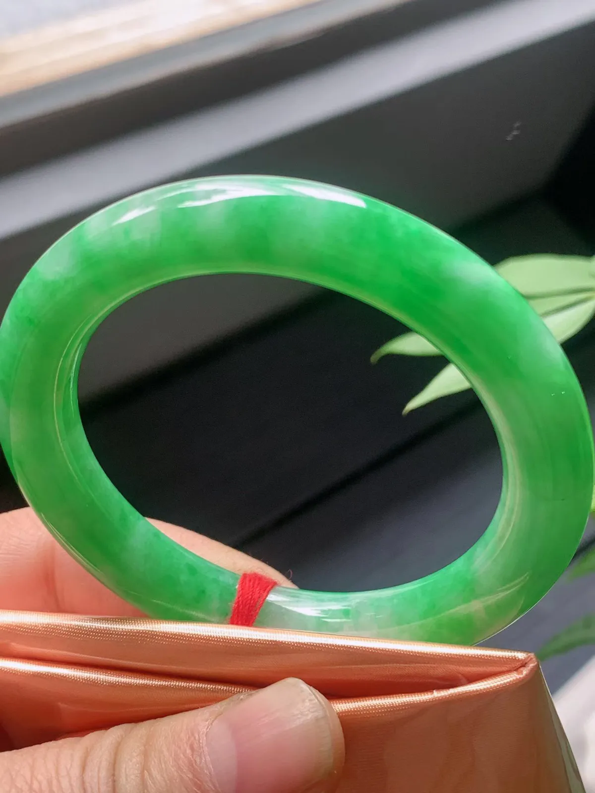 【翡翠名称】老种阳绿50.5圈口圆条手镯
【翡翠尺寸】50.5/9.3/9.5适合50-52正圈口佩戴
【翡翠描述】宝贝种老水足，玉质细腻，色泽靓丽，性价比高，佩戴效果好！
【其它赠送】权威证书/精美挂绳盒子/支持全国复检