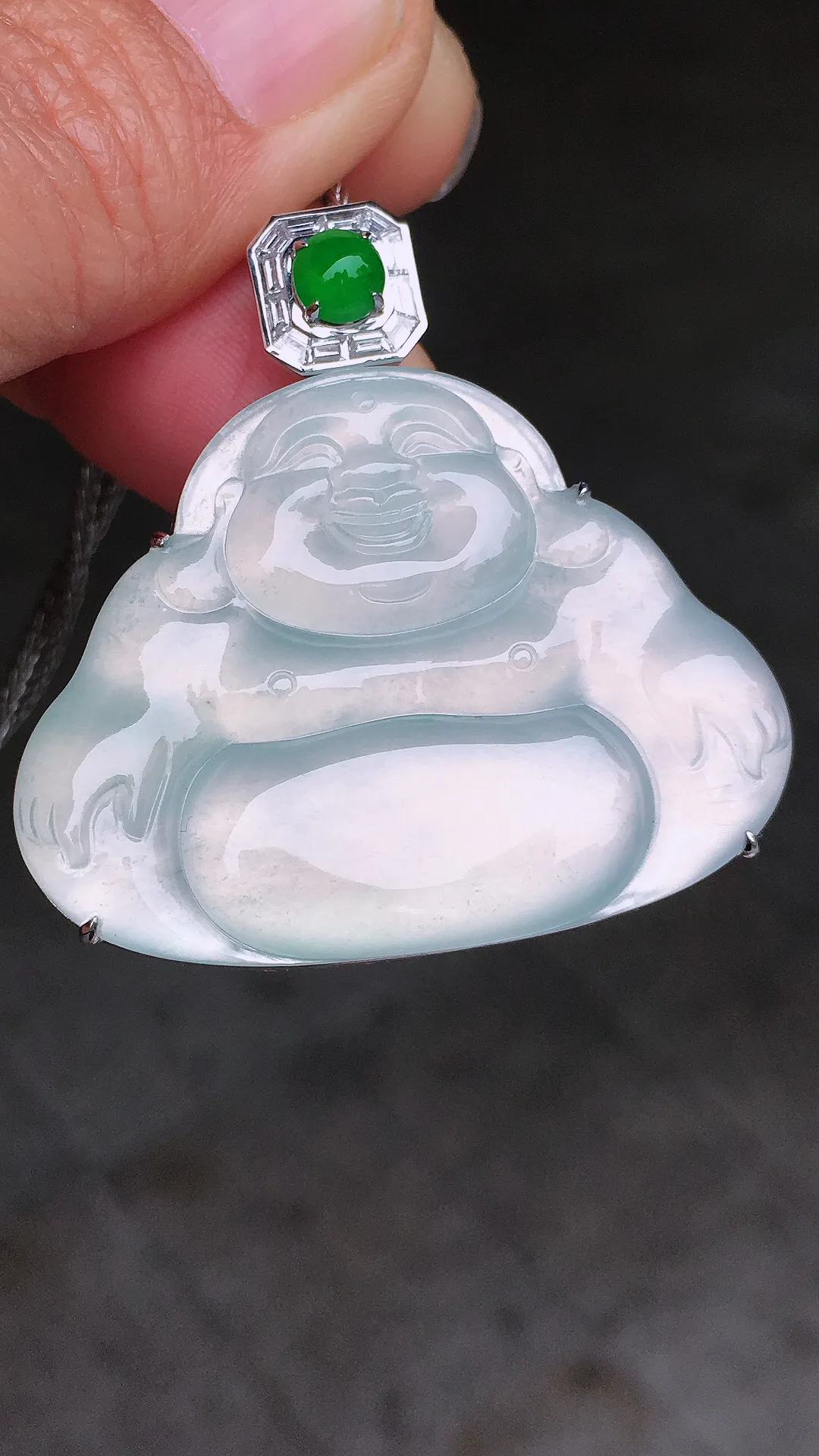 冰种佛公吊坠，玉质细腻，荧光感超
强，饱满圆润，尽显优雅气质，18k
金豪华镶嵌