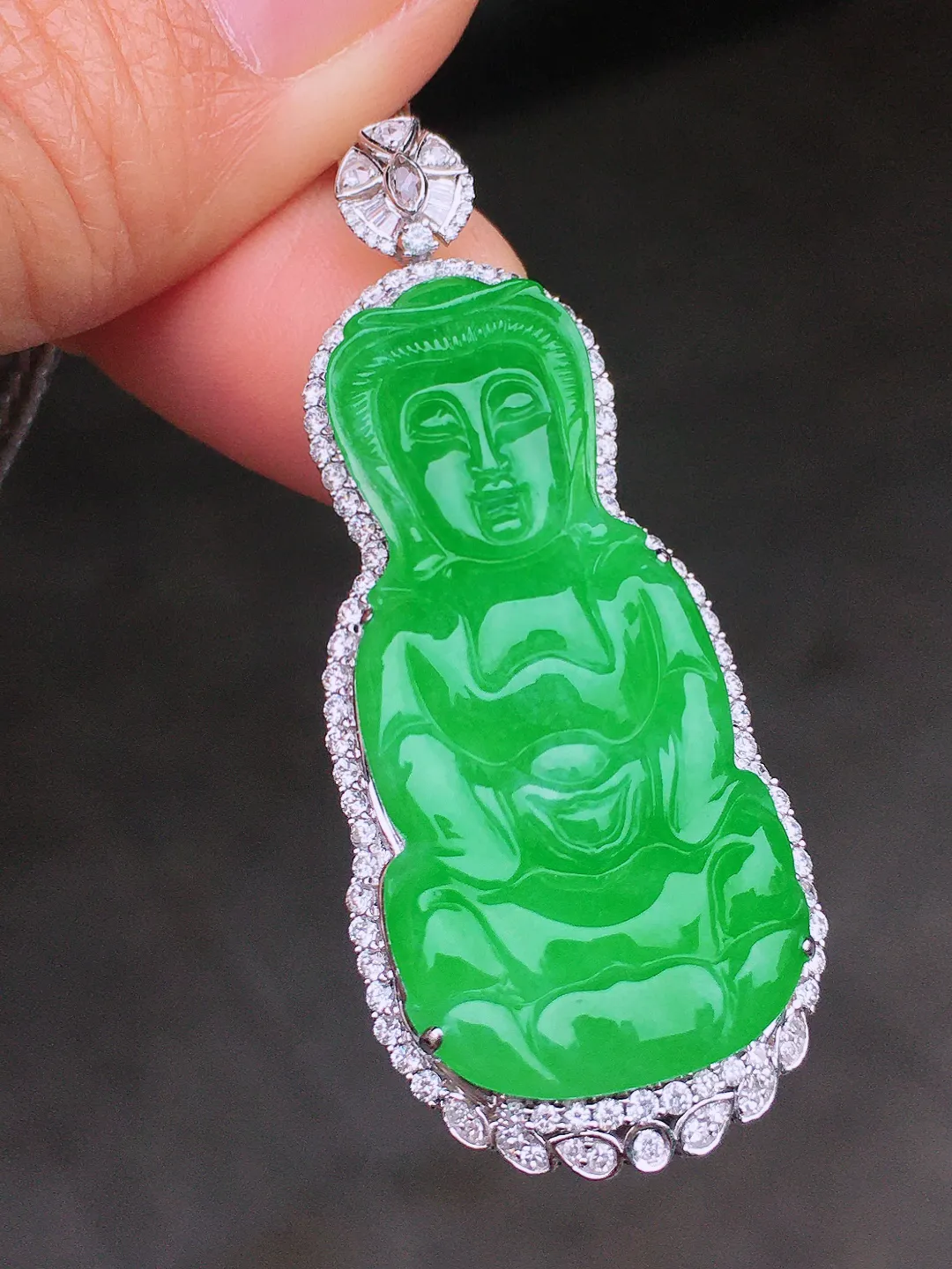 阳绿观音吊坠，色泽均匀艳丽，玉质细腻，荧光感超
强，饱满圆润，尽显优雅气质，18k
金豪华镶嵌