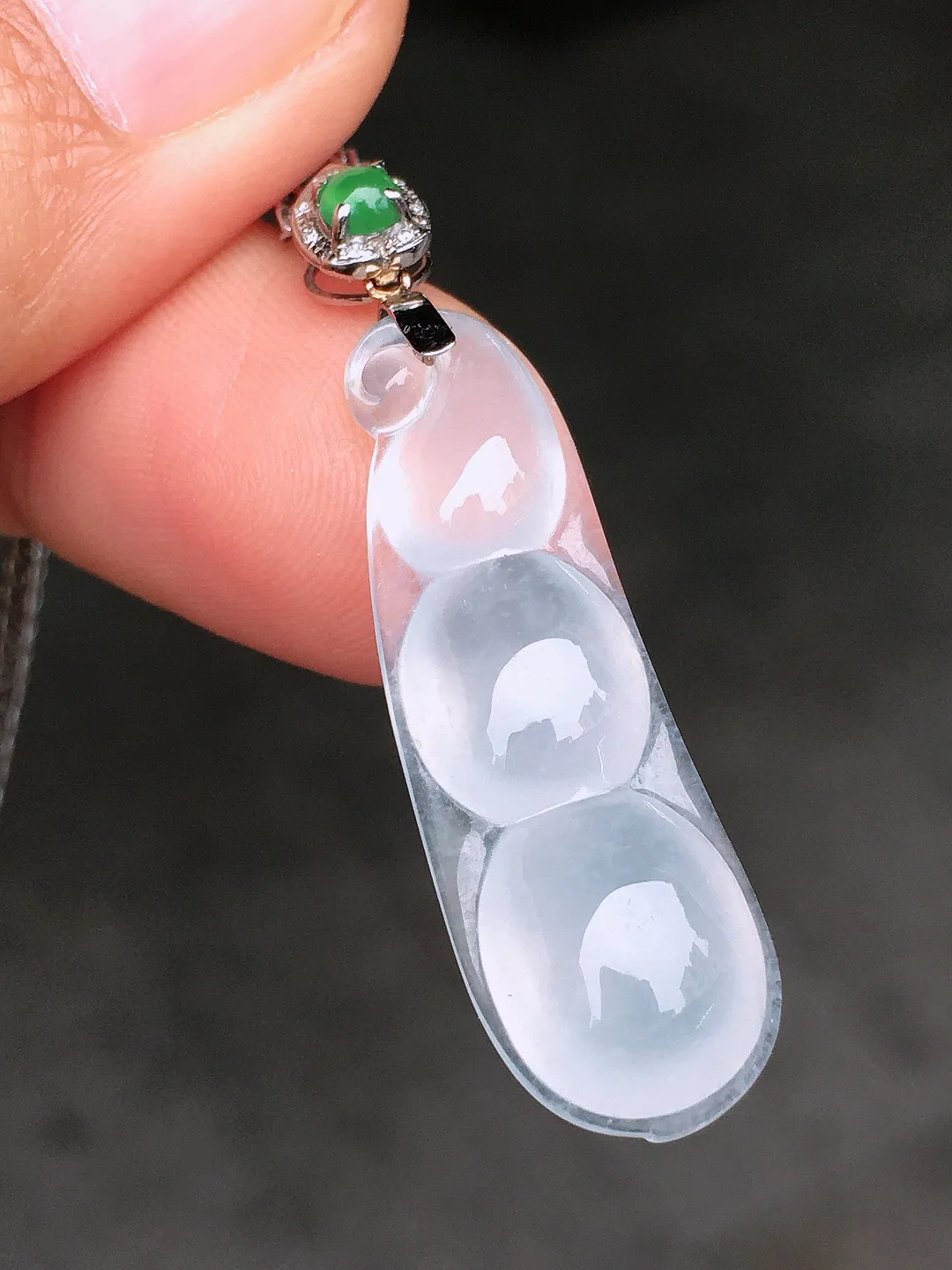 冰种福豆吊坠，玉质细腻，荧光感超
强，饱满圆润，尽显优雅气质，18k
金豪华镶嵌