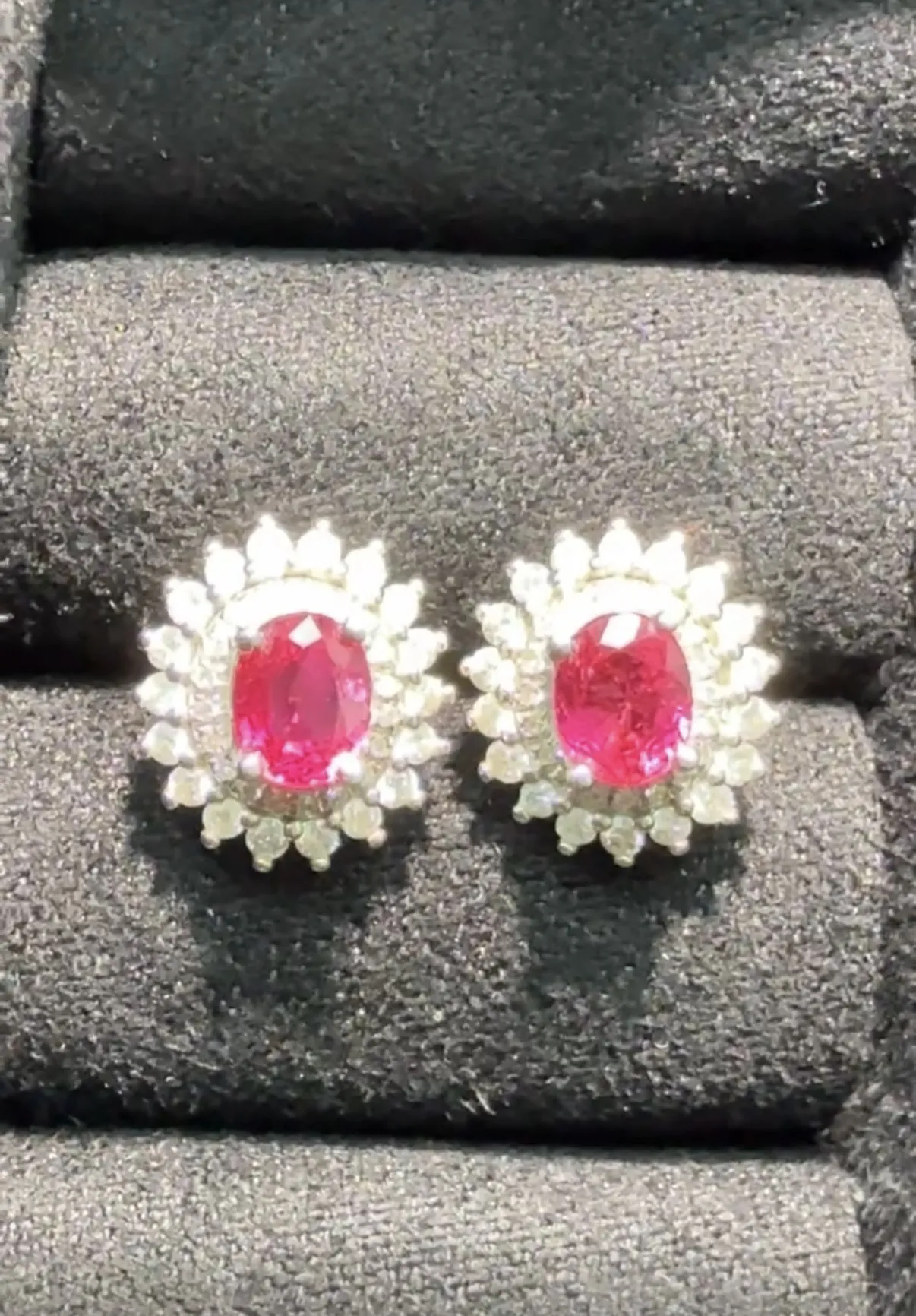 18k金钻石镶嵌红宝石耳钉，尺寸9.8*8.4mm