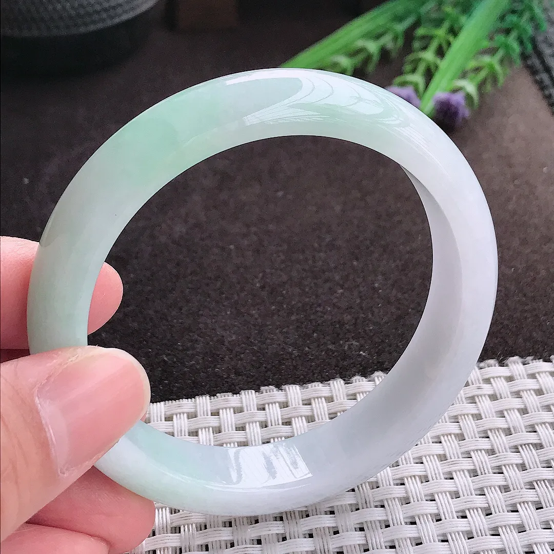 实拍A货翡翠56.5/13/7.9老坑冰润浅绿色手镯宽边玉镯