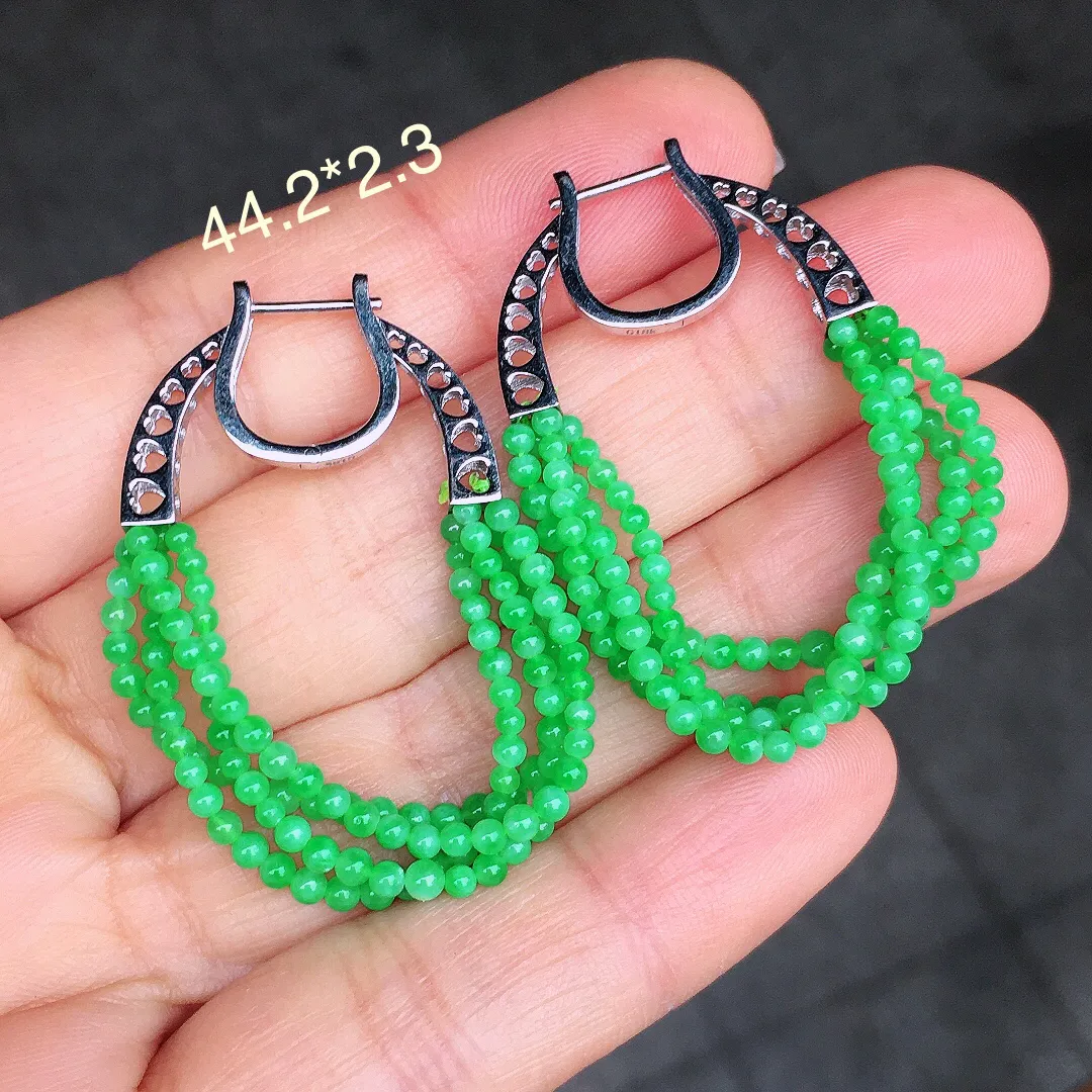 阳绿珠子耳坠，色泽均匀艳丽，玉质细腻，荧光感超
强，饱满圆润，尽显优雅气质，18k
金豪华镶嵌