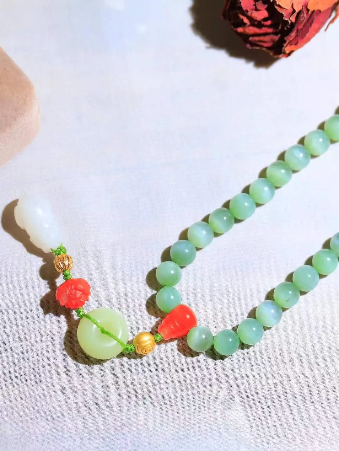 【链.108】

精品和田玉碧玉猫眼圆珠108挂链 玉质温润细腻 油性十足 佩戴舒适。珠珠落玉盘，间关莺语花底滑，一生美好时光，无论身在何处，都有它相伴相守。事事顺遂，幸福美满，吉祥如意。重98.4克 尺寸取一7.8mm FDA-78172292