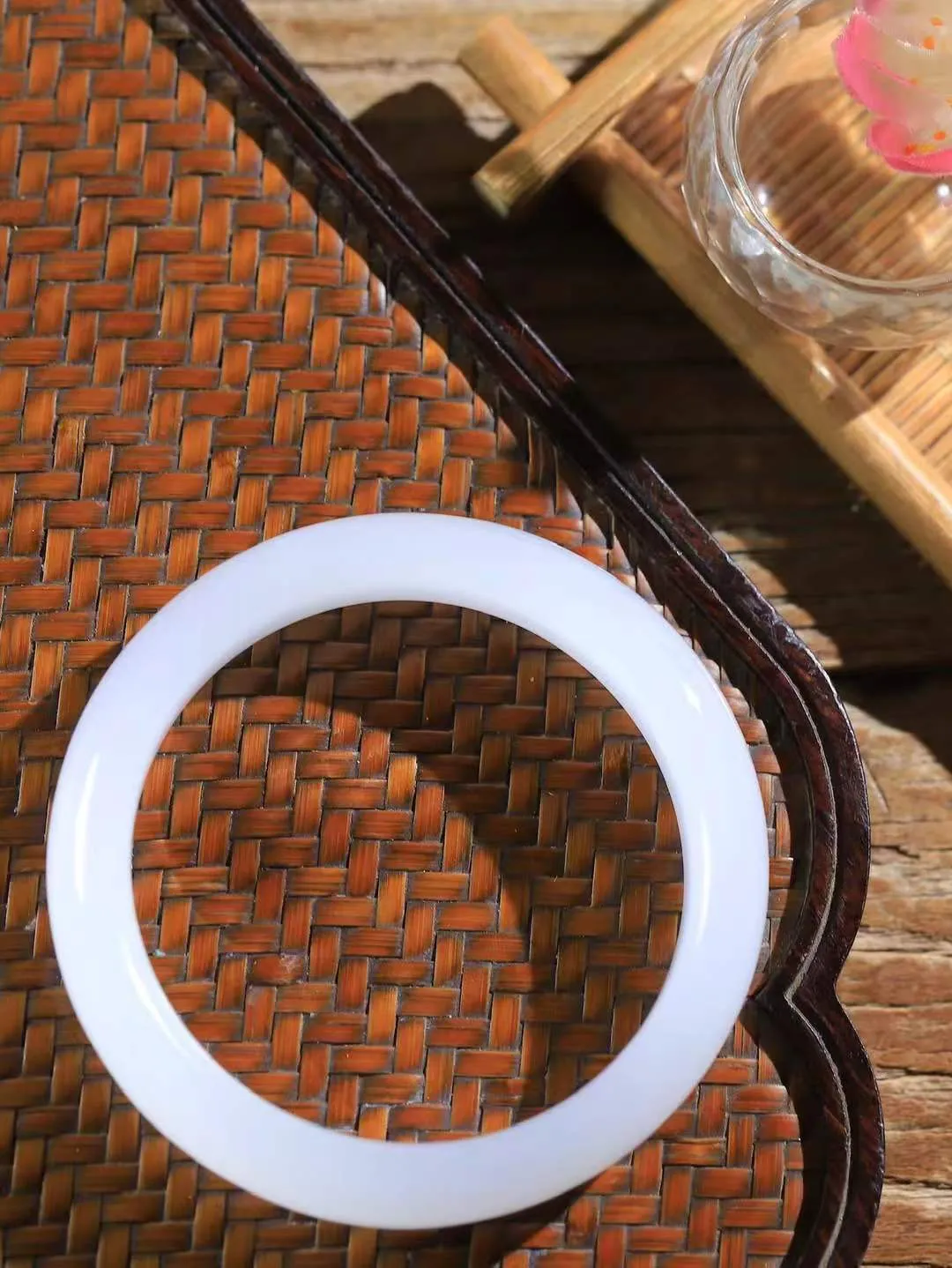 （一见倾心.手镯）

精品和田玉冰底白玉手镯，玉质温润细腻 油性十足 手感舒适，高华雅逸，线条流畅，简约大气，美自天成，素雅高贵。佩戴于腕间，婉约之美，举手投足间透出那低调奢华。重52克  尺寸55-13.3-8mm16102230T