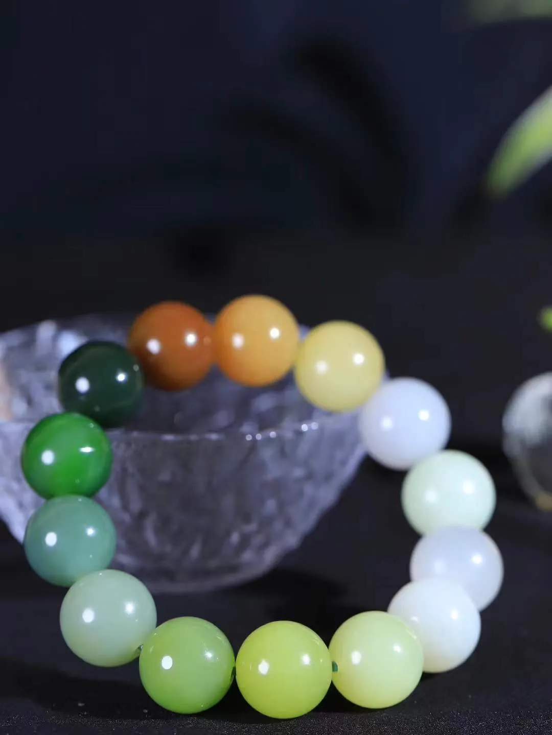 【多宝手串】

精选和田玉多宝手串，每一颗玉石都凝聚自然的灵气与岁月的沉淀，寓意福禄寿喜，守护您的平安与幸福。佩戴它，感受千年玉文化的温润与优雅。重88.3克  尺寸取一16mm  56142239A