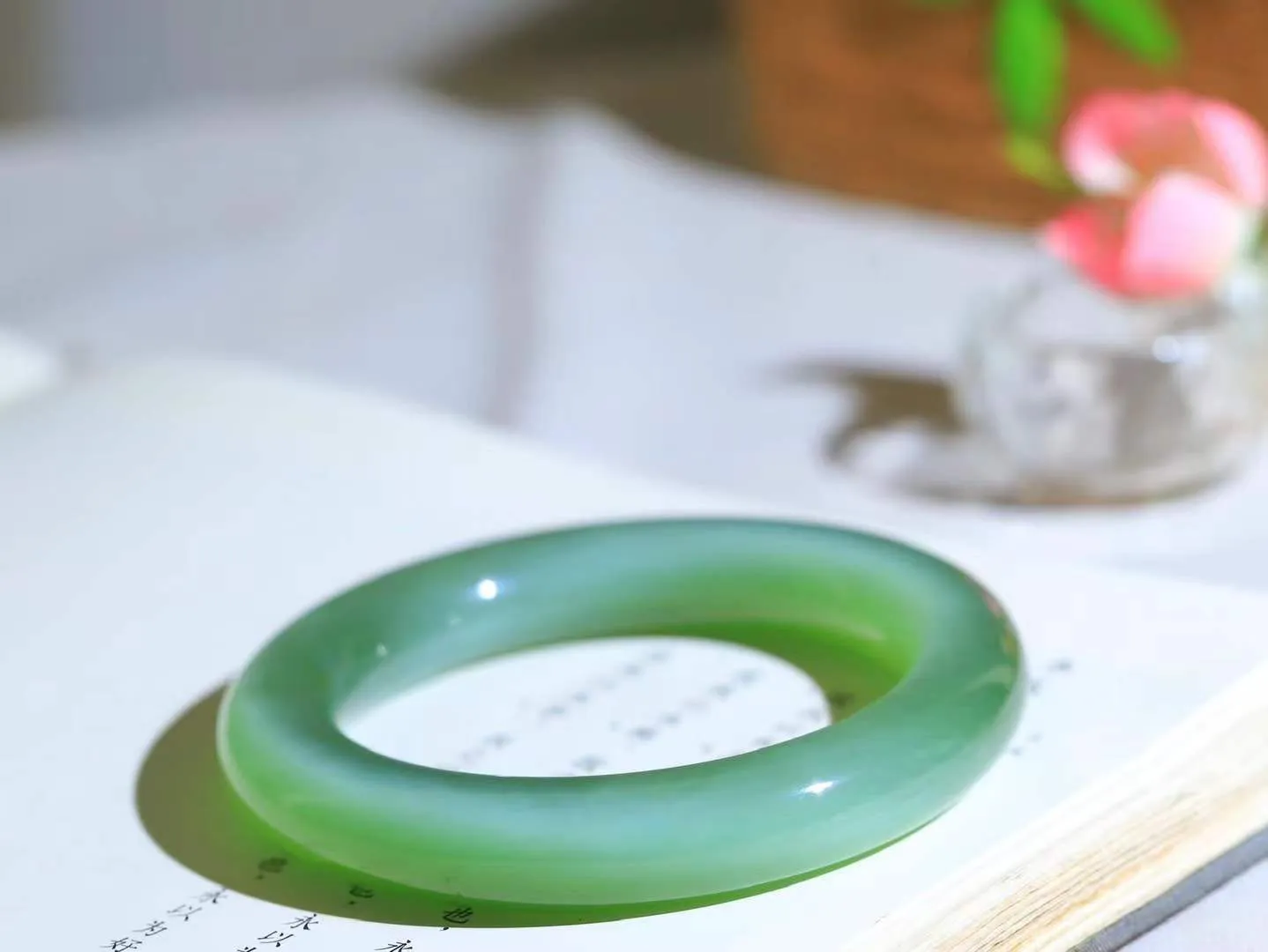 （碧色荡漾.手镯）

典藏级臻品️和田玉碧玉猫眼圆条手镯，灼灼其华想像靓妆淡伫 ，腕间绿意跳脱冰