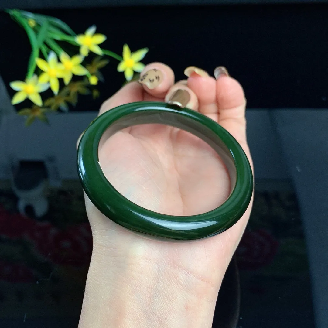 和田玉碧玉58圈口菠菜绿碧玉手镯！玉质细腻油润 底色纯净 无裂无杂 脂粉好，品质高