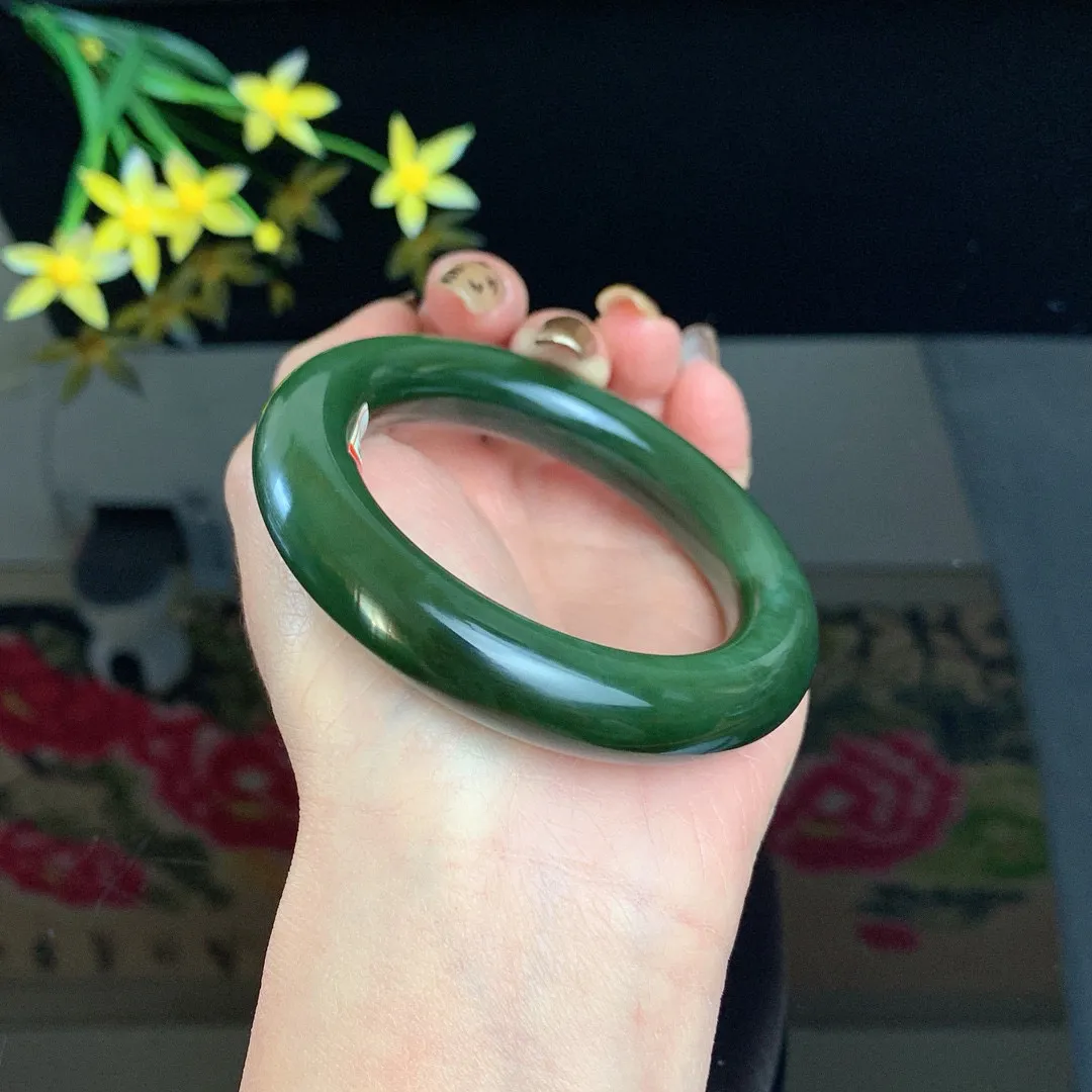 和田玉53圈口深菠菜绿猫眼肥圆条碧玉手镯！玉质细腻油润 底色纯净 无裂无棉 脂粉好，品质高